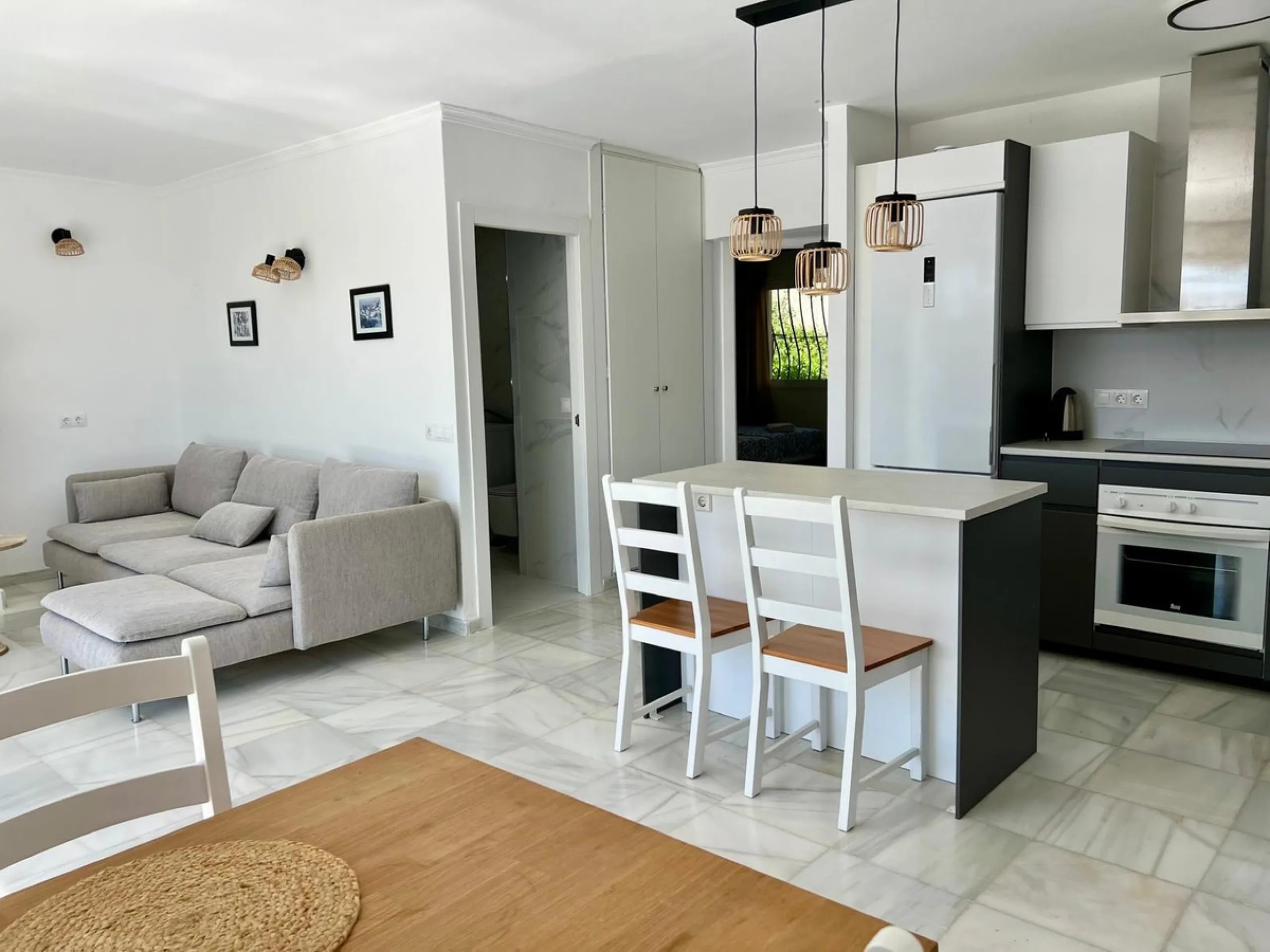 House - Detached Villa в продаже в Fuengirola, Málaga. В доме 4 спален и 2 ванных комнат. Площадь дома 150 м². Площадь участка 556 м²