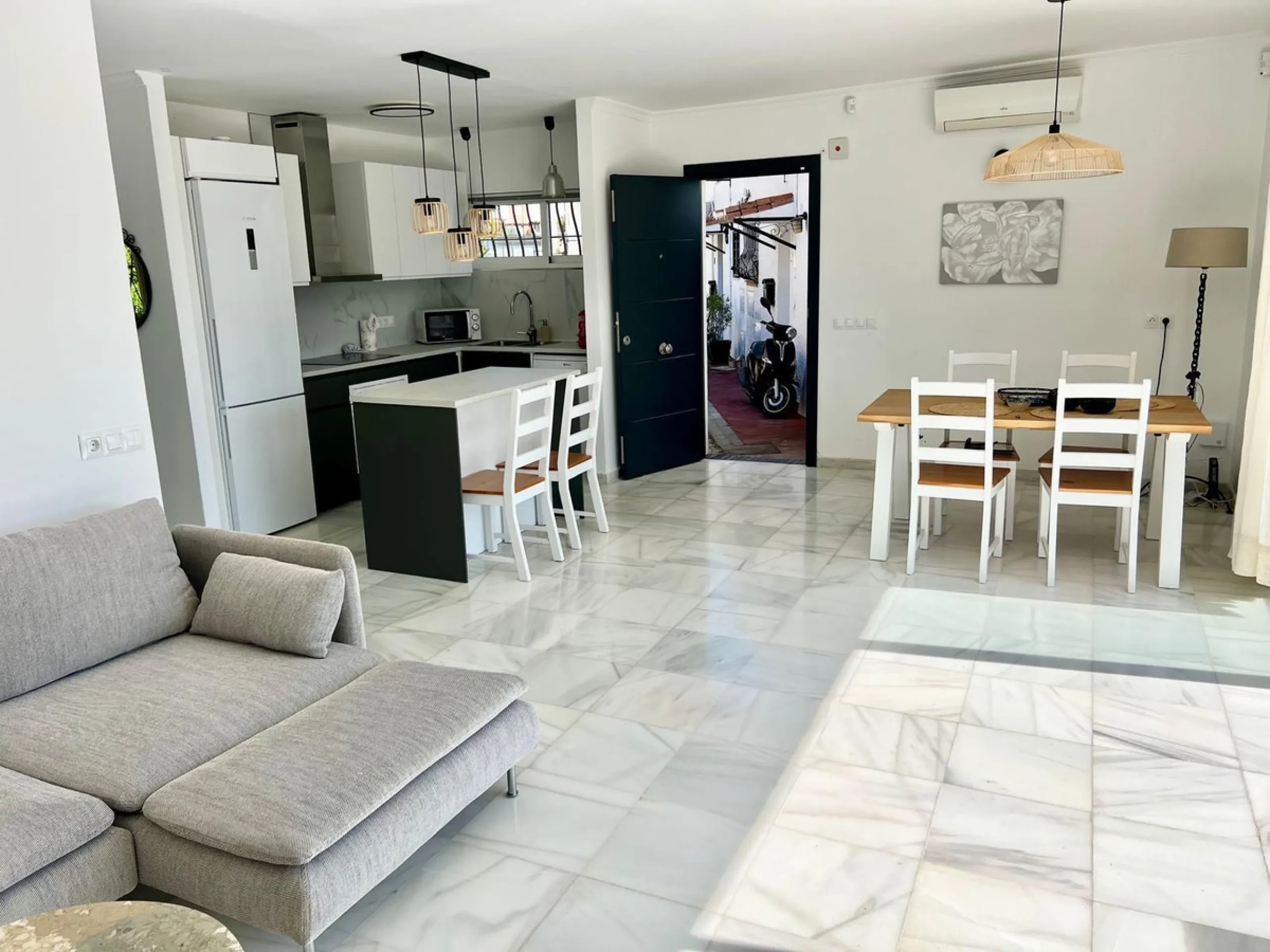 House - Detached Villa в продаже в Fuengirola, Málaga. В доме 4 спален и 2 ванных комнат. Площадь дома 150 м². Площадь участка 556 м²