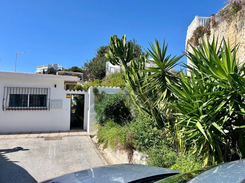 House - Detached Villa в продаже в Fuengirola, Málaga. В доме 4 спален и 2 ванных комнат. Площадь дома 150 м². Площадь участка 556 м²