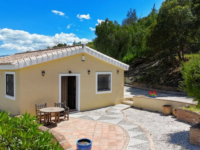 Discover this charming 10,300 m² property near a beautiful river – perfect for those seeking a tranquil oasis in nature! The property includes two houses, a swimming pool, a private well, and several sunny terraces.