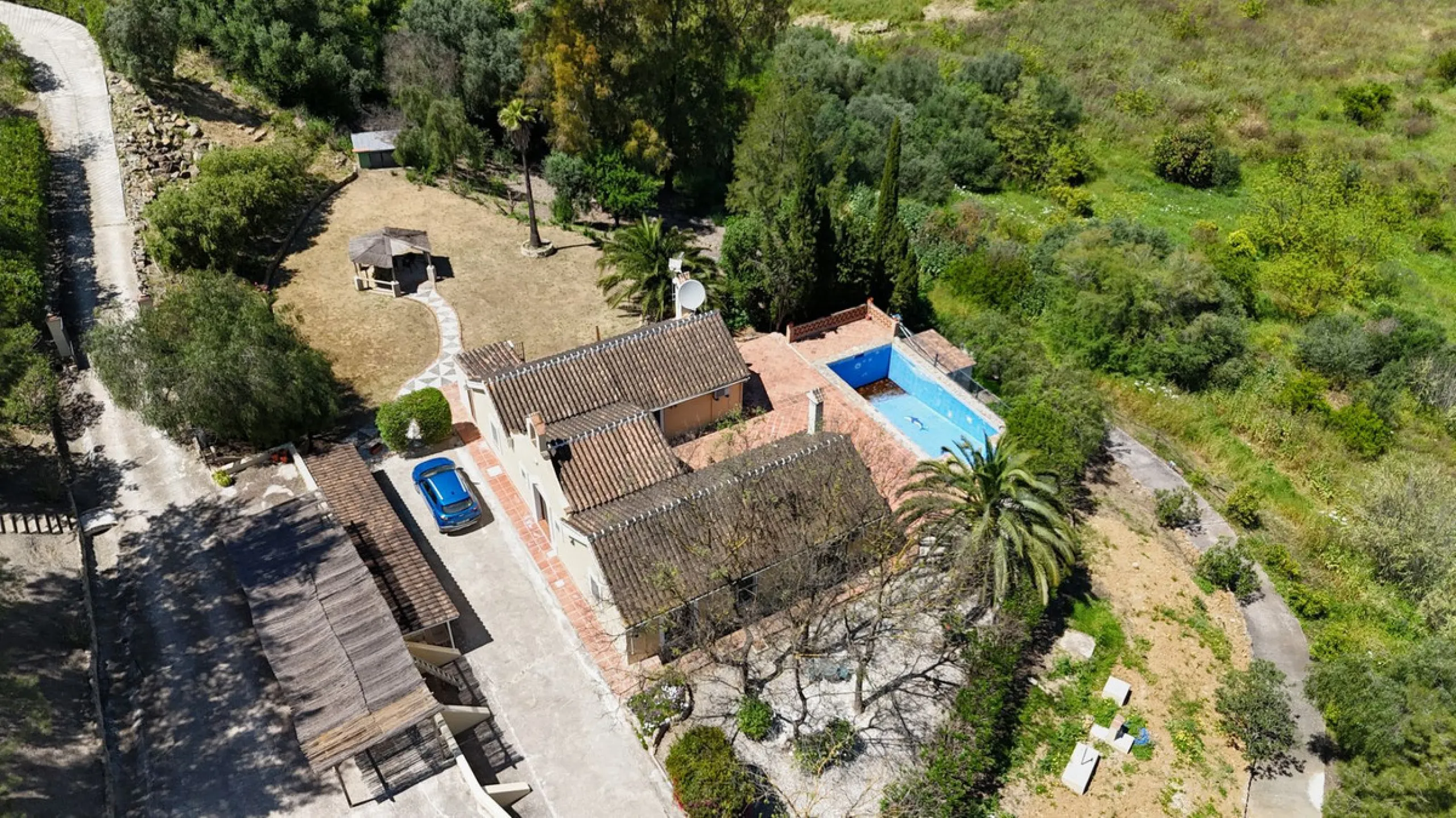 Discover this charming 10,300 m² property near a beautiful river – perfect for those seeking a tranquil oasis in nature! The property includes two houses, a swimming pool, a private well, and several sunny terraces.