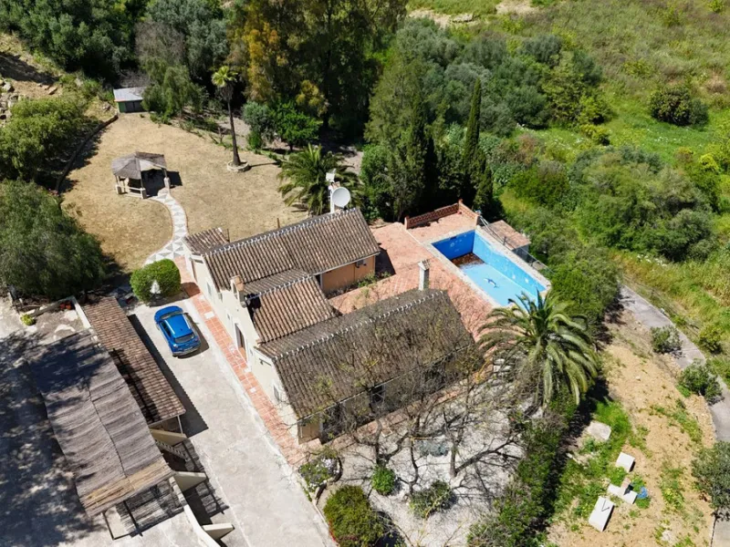 Discover this charming 10,300 m² property near a beautiful river – perfect for those seeking a tranquil oasis in nature! The property includes two houses, a swimming pool, a private well, and several sunny terraces.
