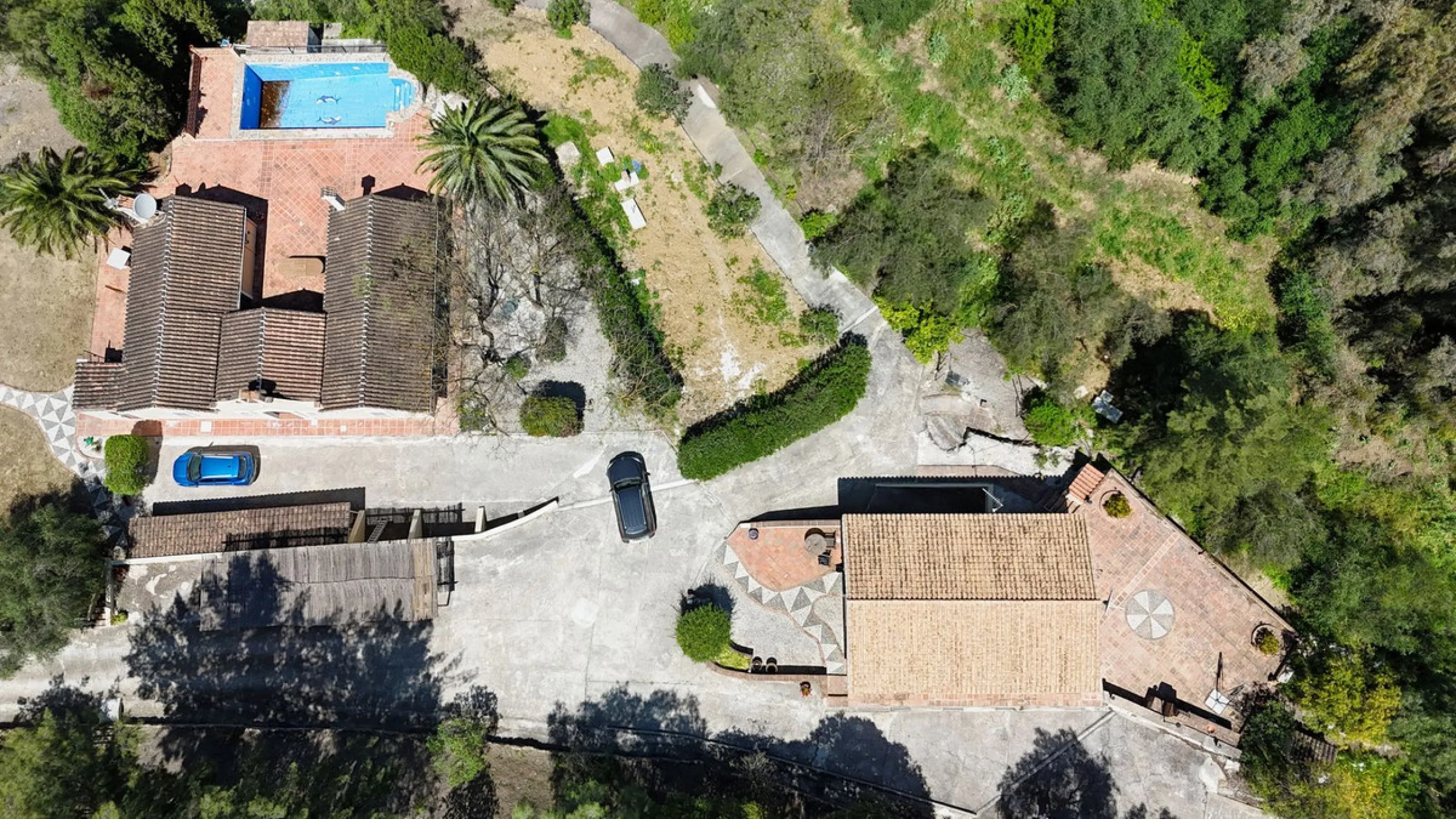 Discover this charming 10,300 m² property near a beautiful river – perfect for those seeking a tranquil oasis in nature! The property includes two houses, a swimming pool, a private well, and several sunny terraces.