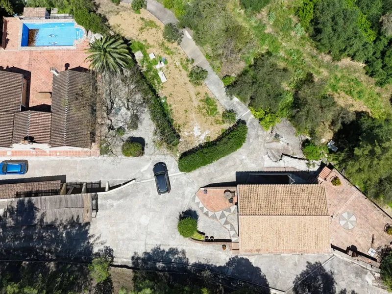 Discover this charming 10,300 m² property near a beautiful river – perfect for those seeking a tranquil oasis in nature! The property includes two houses, a swimming pool, a private well, and several sunny terraces.