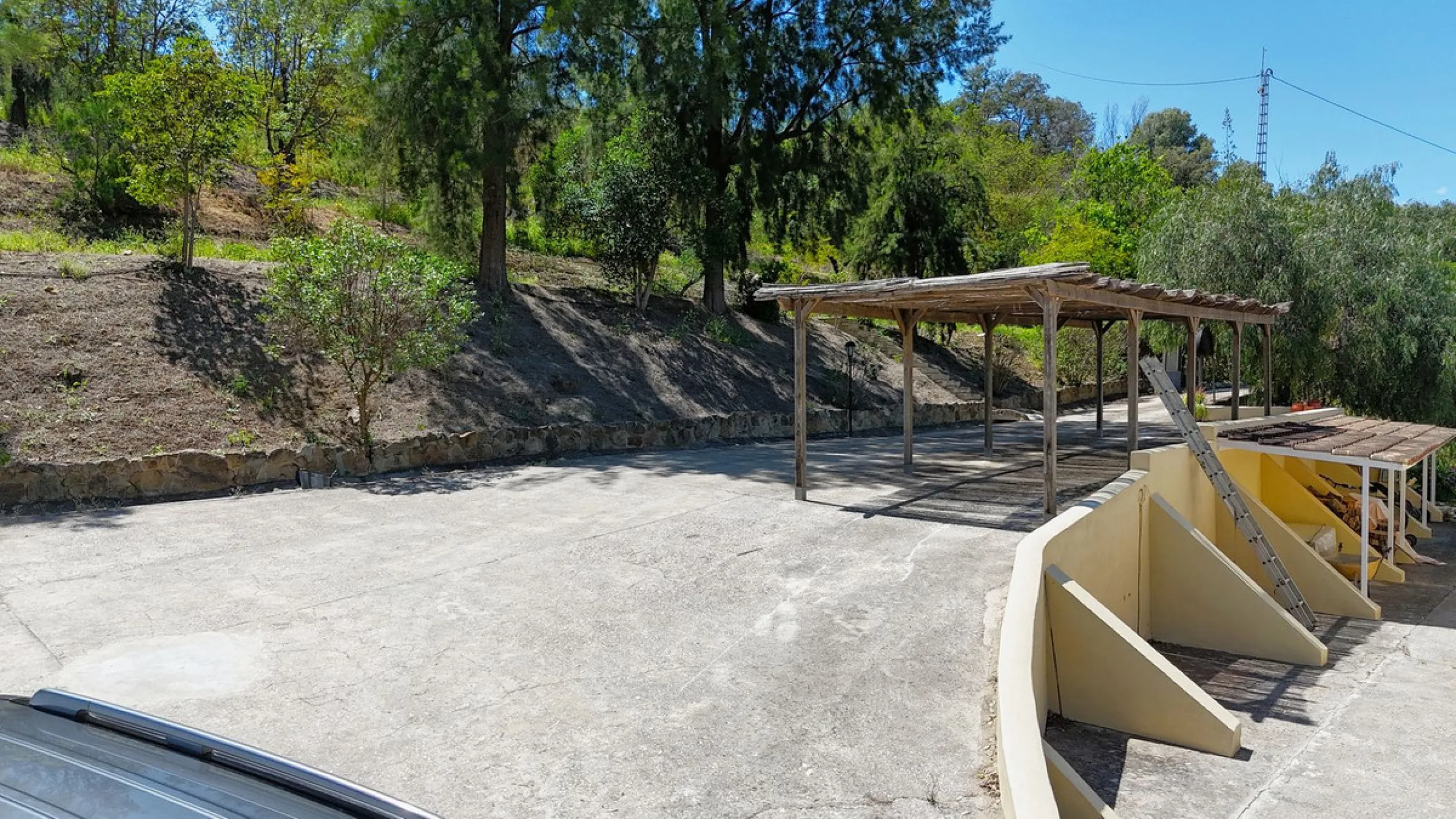 Discover this charming 10,300 m² property near a beautiful river – perfect for those seeking a tranquil oasis in nature! The property includes two houses, a swimming pool, a private well, and several sunny terraces.