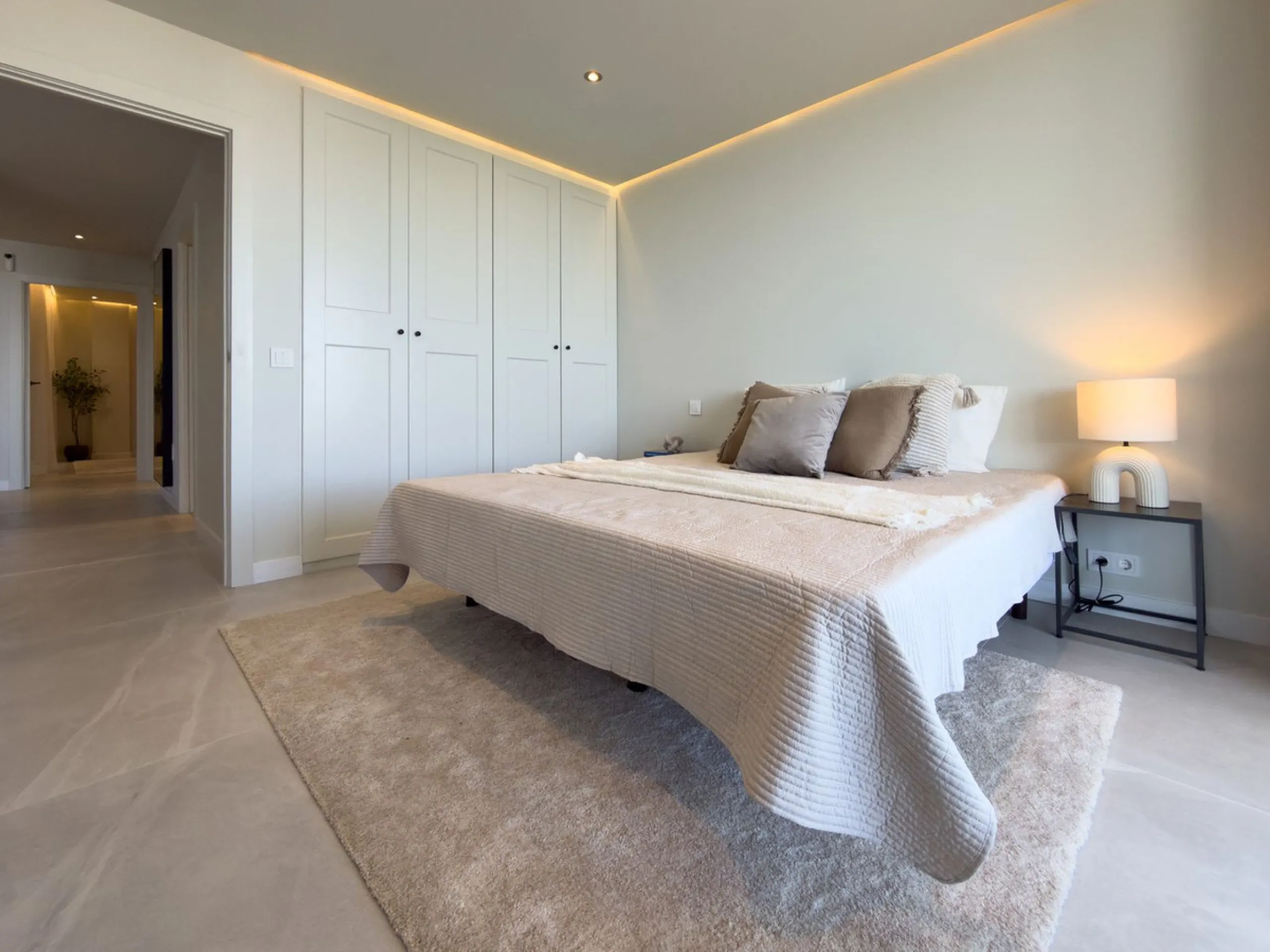 This super corner apartment has been totally renovated to Swedish standards, and offers wonderful views. Situated in a very high quality community , close to Miraflores Golf Club, the property faces south and has access to the very well kept communal gard