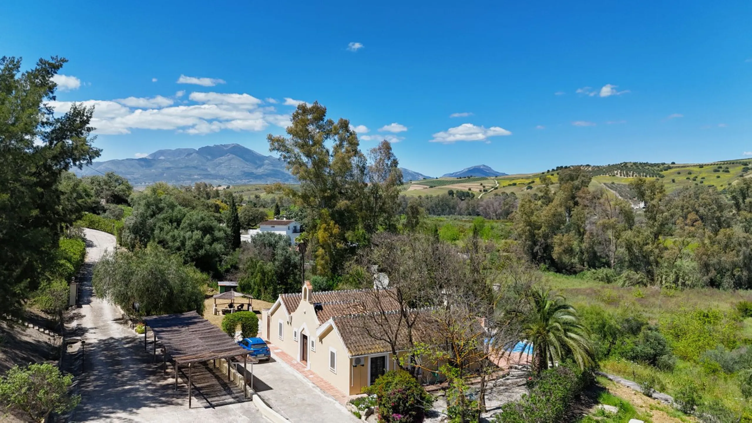 Discover this charming 10,300 m² property near a beautiful river – perfect for those seeking a tranquil oasis in nature! The property includes two houses, a swimming pool, a private well, and several sunny terraces.