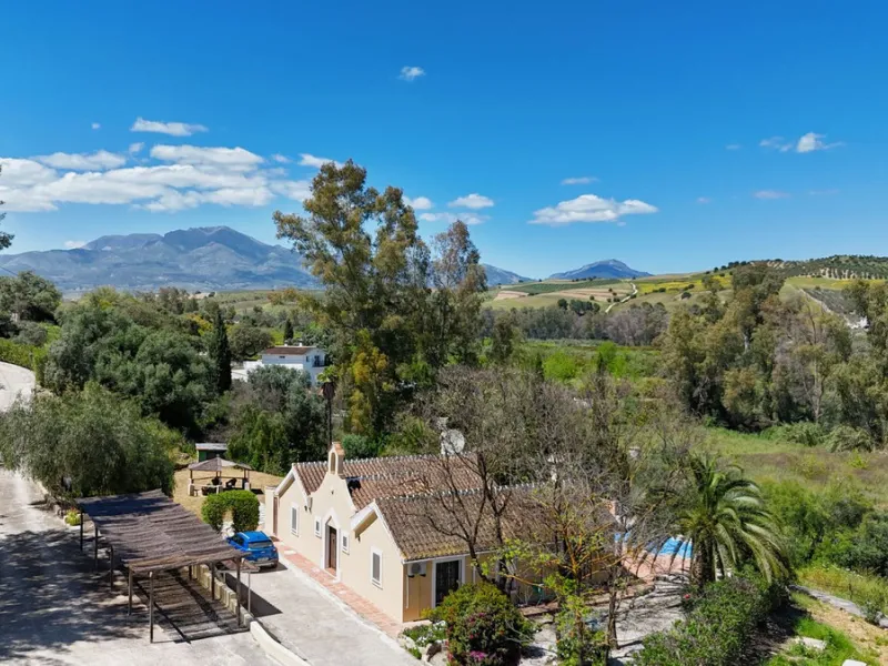 Discover this charming 10,300 m² property near a beautiful river – perfect for those seeking a tranquil oasis in nature! The property includes two houses, a swimming pool, a private well, and several sunny terraces.