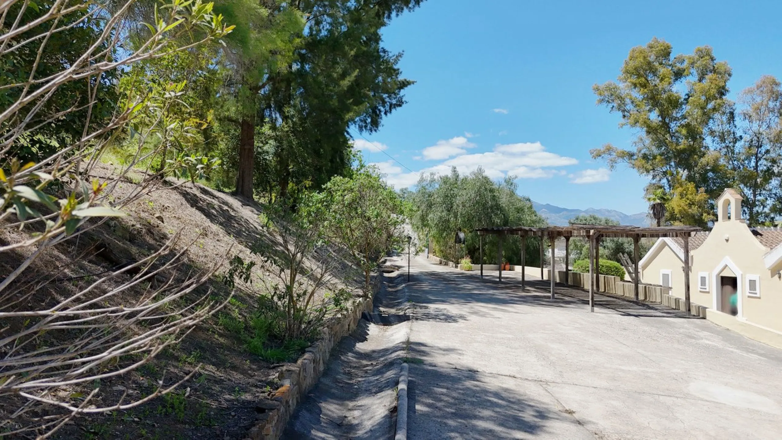 Discover this charming 10,300 m² property near a beautiful river – perfect for those seeking a tranquil oasis in nature! The property includes two houses, a swimming pool, a private well, and several sunny terraces.