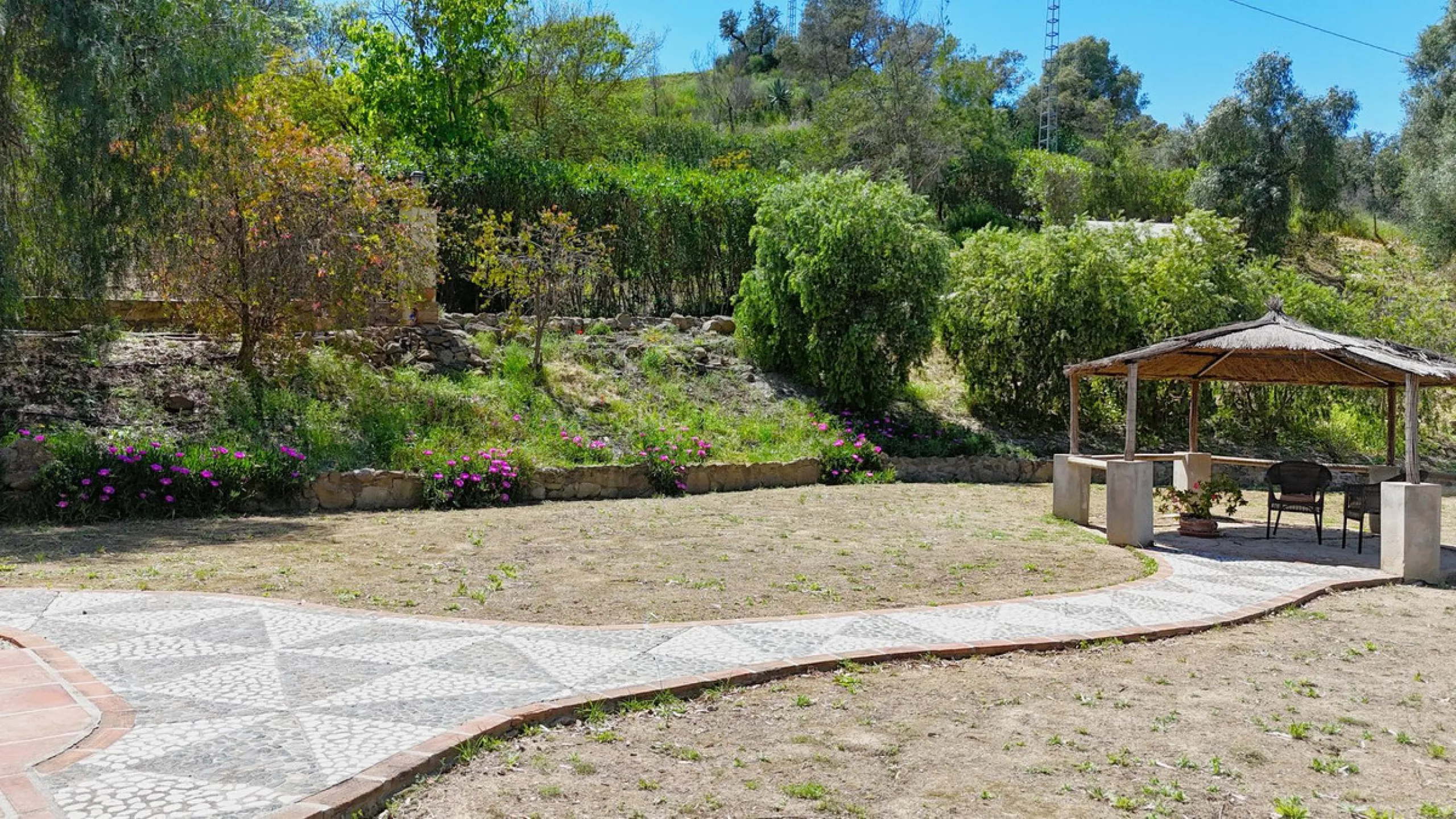 Discover this charming 10,300 m² property near a beautiful river – perfect for those seeking a tranquil oasis in nature! The property includes two houses, a swimming pool, a private well, and several sunny terraces.