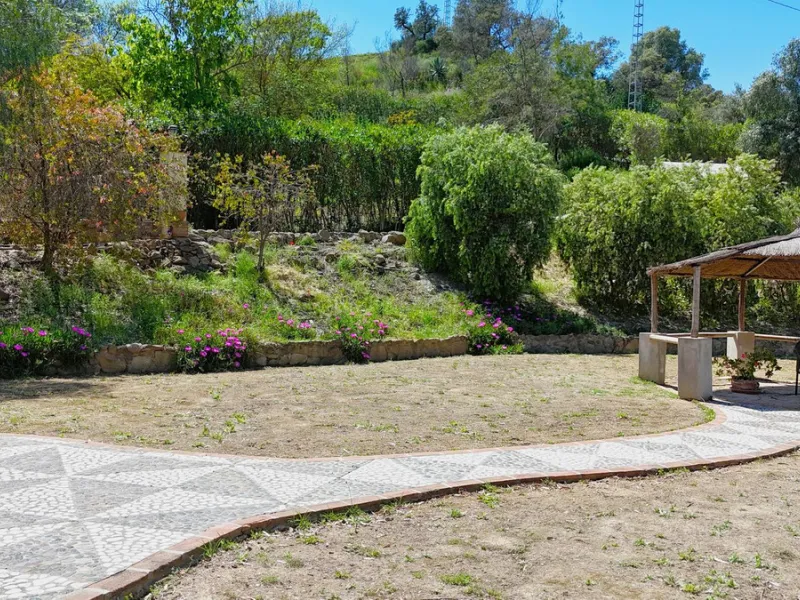 Discover this charming 10,300 m² property near a beautiful river – perfect for those seeking a tranquil oasis in nature! The property includes two houses, a swimming pool, a private well, and several sunny terraces.