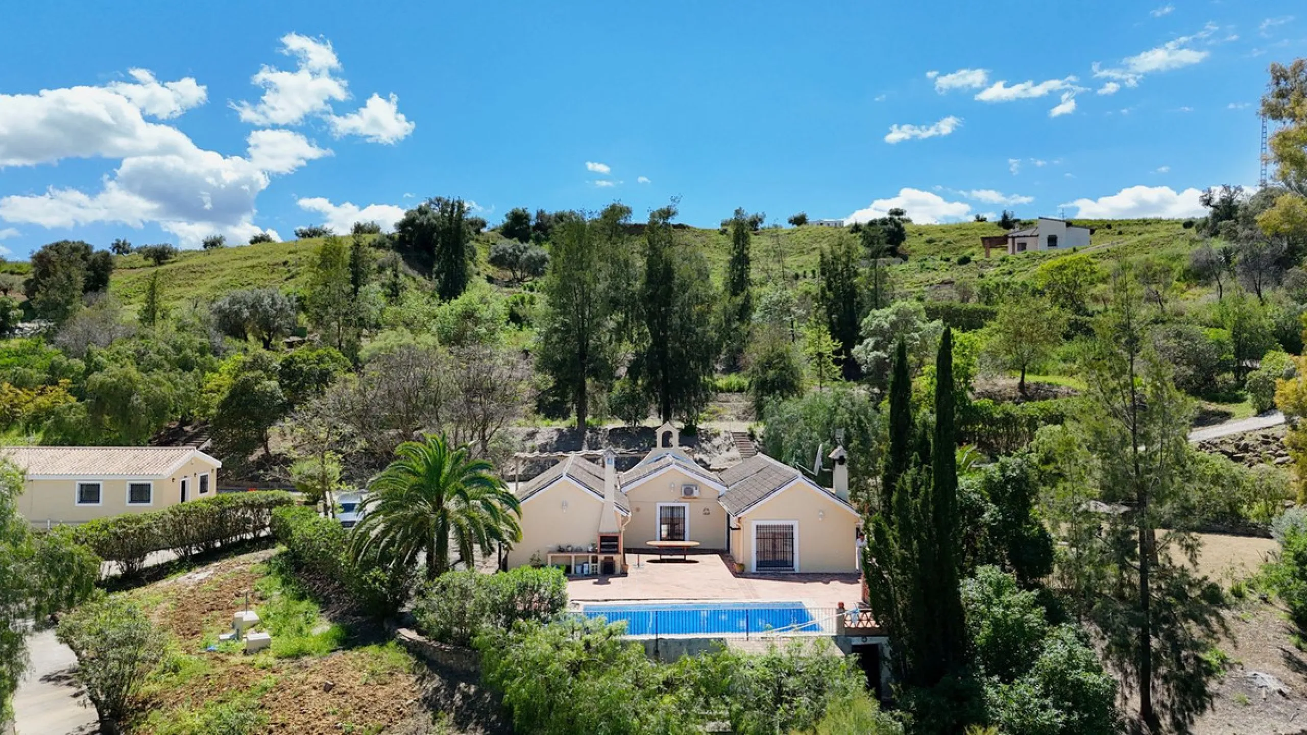 Discover this charming 10,300 m² property near a beautiful river – perfect for those seeking a tranquil oasis in nature! The property includes two houses, a swimming pool, a private well, and several sunny terraces.