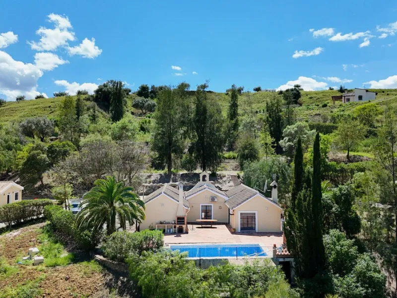 Discover this charming 10,300 m² property near a beautiful river – perfect for those seeking a tranquil oasis in nature! The property includes two houses, a swimming pool, a private well, and several sunny terraces.