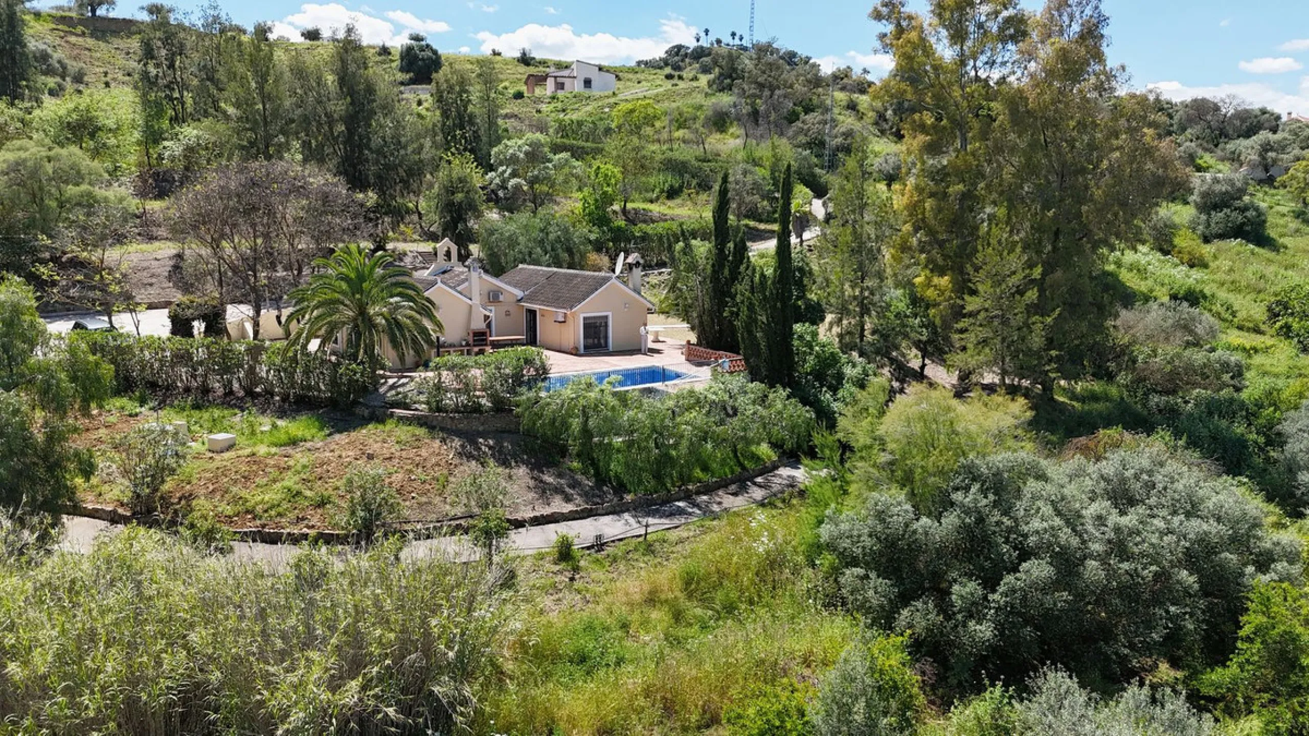 Discover this charming 10,300 m² property near a beautiful river – perfect for those seeking a tranquil oasis in nature! The property includes two houses, a swimming pool, a private well, and several sunny terraces.