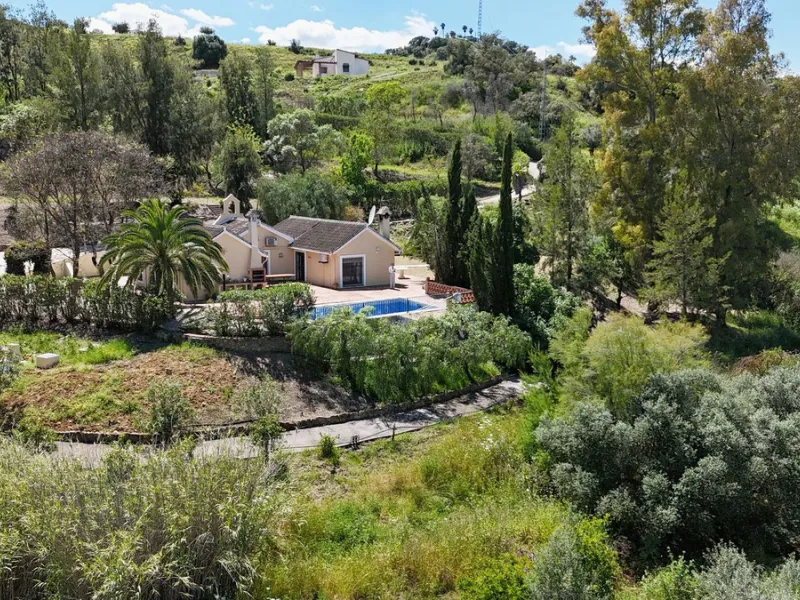 Discover this charming 10,300 m² property near a beautiful river – perfect for those seeking a tranquil oasis in nature! The property includes two houses, a swimming pool, a private well, and several sunny terraces.