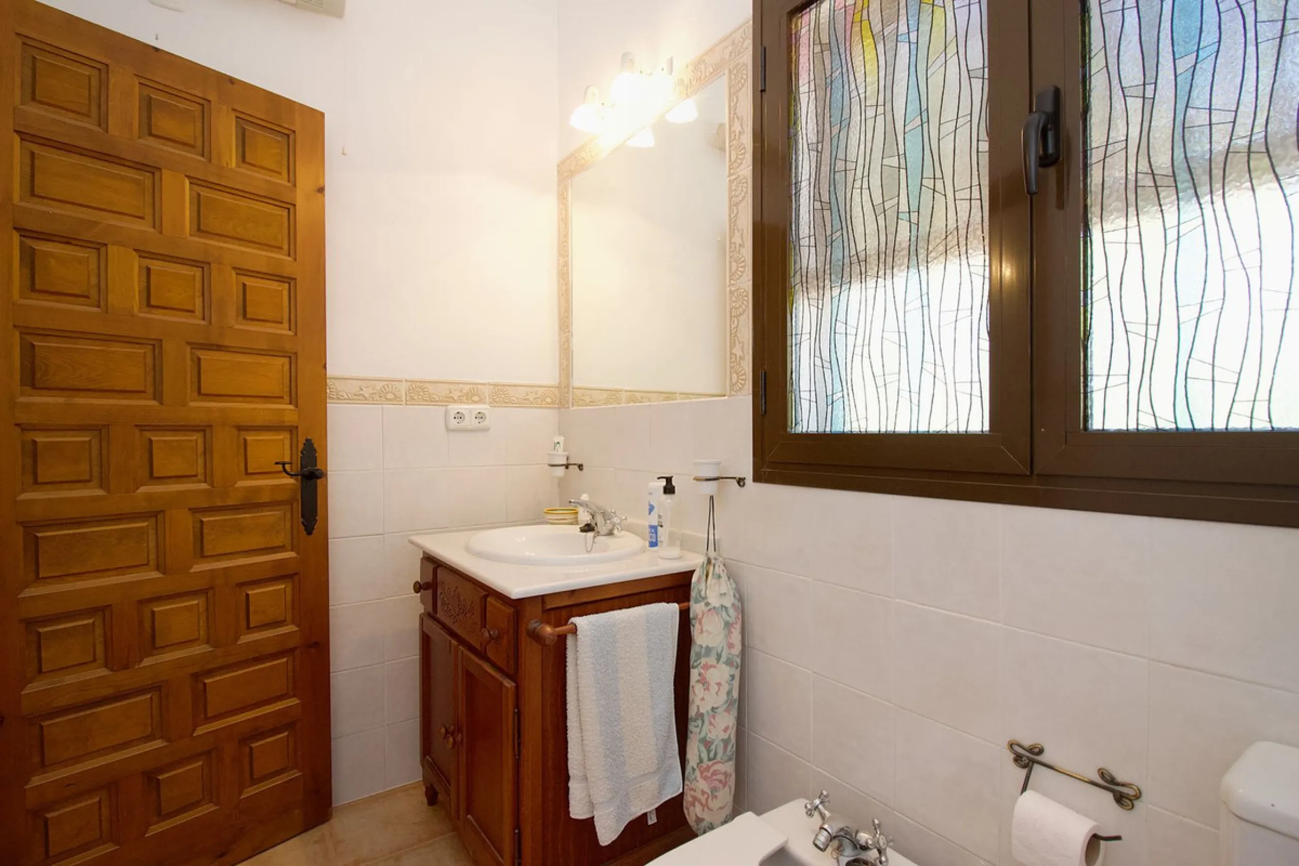 Discover this charming 10,300 m² property near a beautiful river – perfect for those seeking a tranquil oasis in nature! The property includes two houses, a swimming pool, a private well, and several sunny terraces.