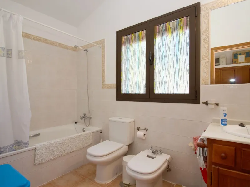 Discover this charming 10,300 m² property near a beautiful river – perfect for those seeking a tranquil oasis in nature! The property includes two houses, a swimming pool, a private well, and several sunny terraces.
