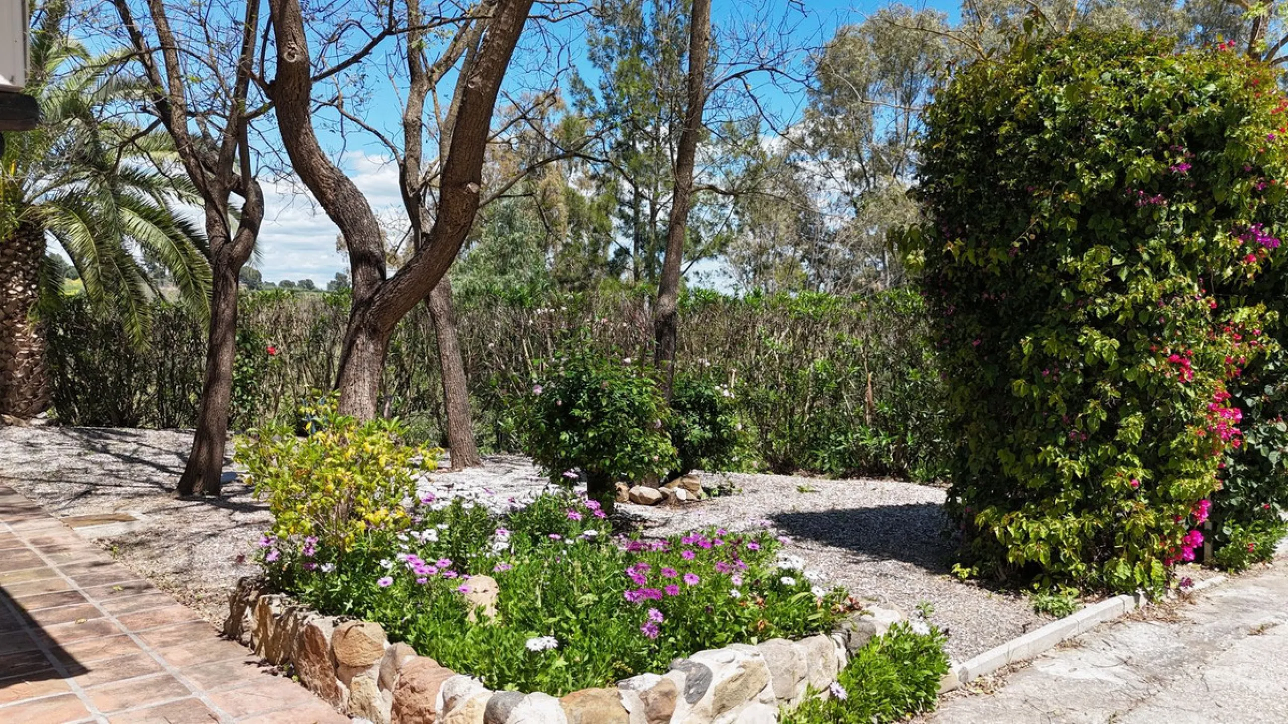 Discover this charming 10,300 m² property near a beautiful river – perfect for those seeking a tranquil oasis in nature! The property includes two houses, a swimming pool, a private well, and several sunny terraces.