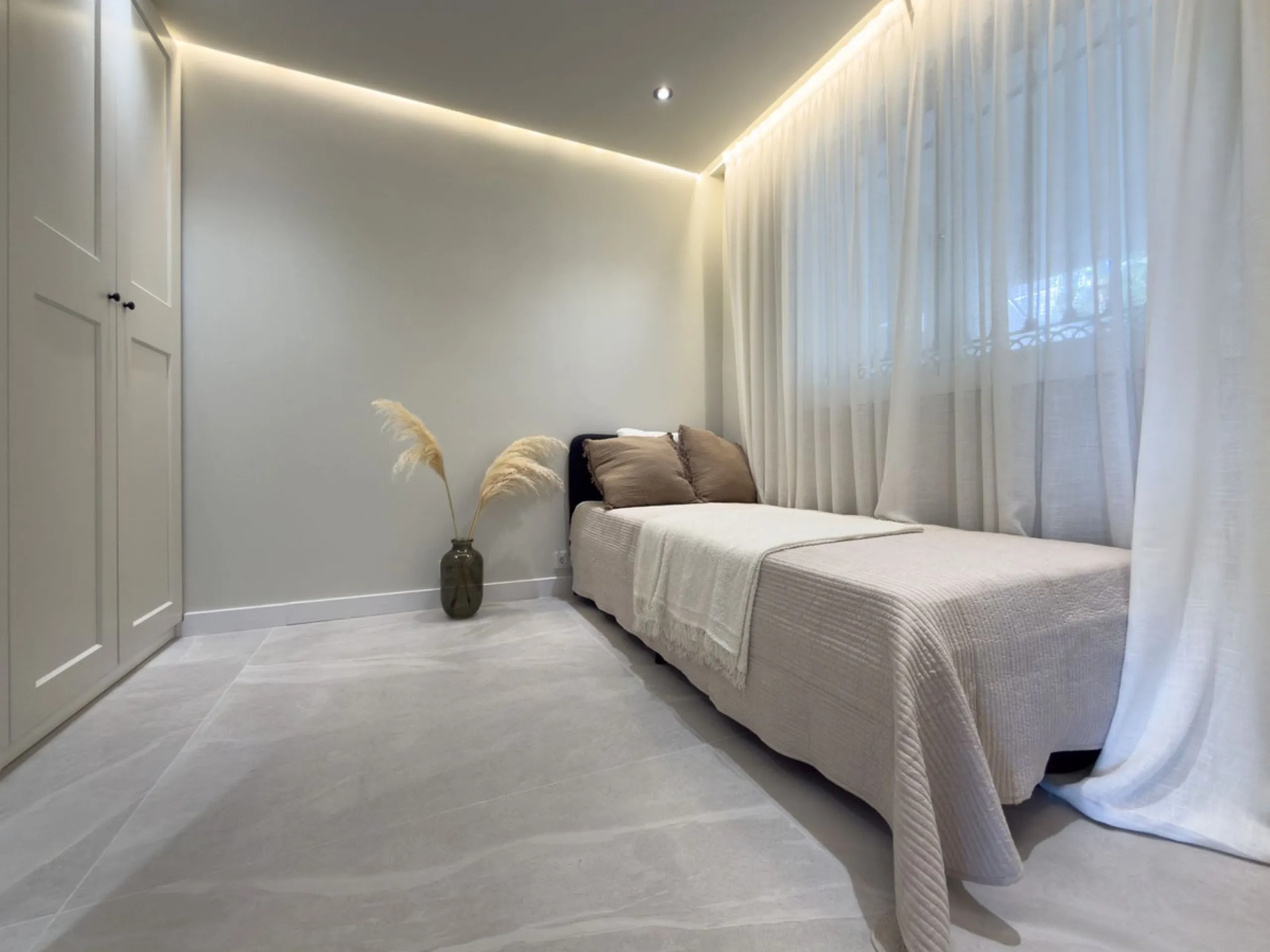 This super corner apartment has been totally renovated to Swedish standards, and offers wonderful views. Situated in a very high quality community , close to Miraflores Golf Club, the property faces south and has access to the very well kept communal gard
