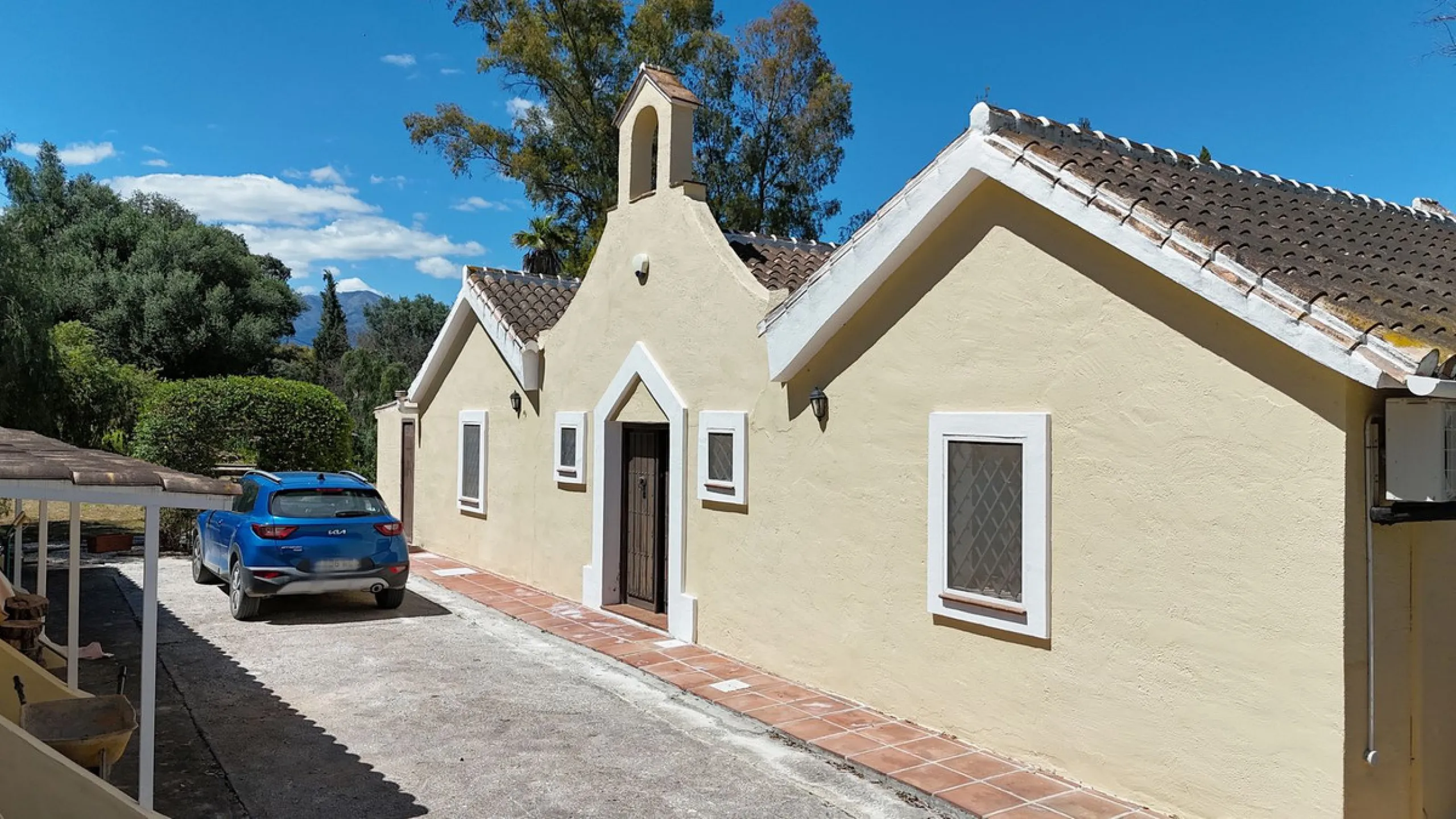 Discover this charming 10,300 m² property near a beautiful river – perfect for those seeking a tranquil oasis in nature! The property includes two houses, a swimming pool, a private well, and several sunny terraces.