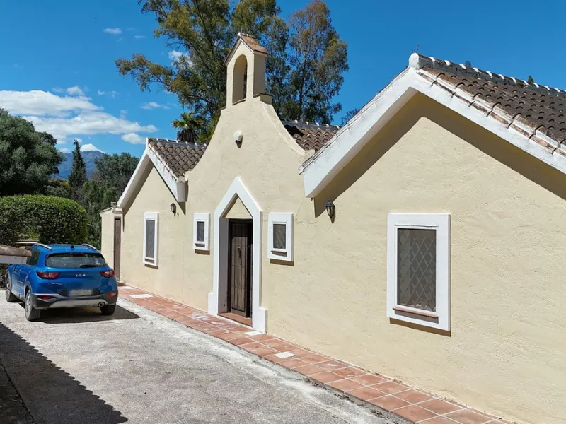 Discover this charming 10,300 m² property near a beautiful river – perfect for those seeking a tranquil oasis in nature! The property includes two houses, a swimming pool, a private well, and several sunny terraces.