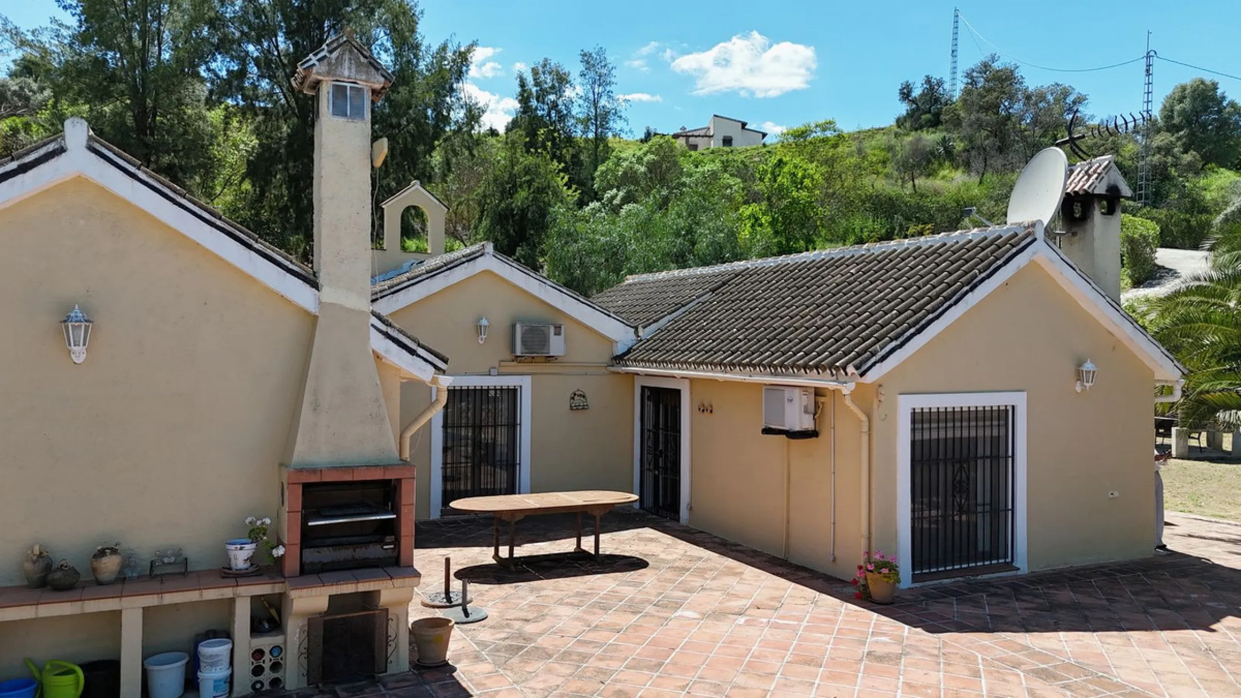 Discover this charming 10,300 m² property near a beautiful river – perfect for those seeking a tranquil oasis in nature! The property includes two houses, a swimming pool, a private well, and several sunny terraces.