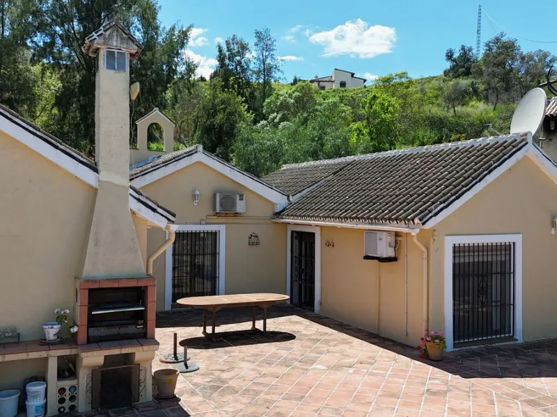 Discover this charming 10,300 m² property near a beautiful river – perfect for those seeking a tranquil oasis in nature! The property includes two houses, a swimming pool, a private well, and several sunny terraces.