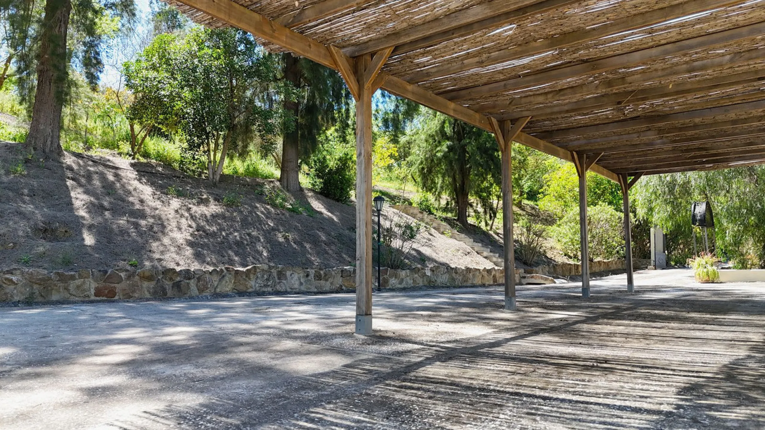Discover this charming 10,300 m² property near a beautiful river – perfect for those seeking a tranquil oasis in nature! The property includes two houses, a swimming pool, a private well, and several sunny terraces.