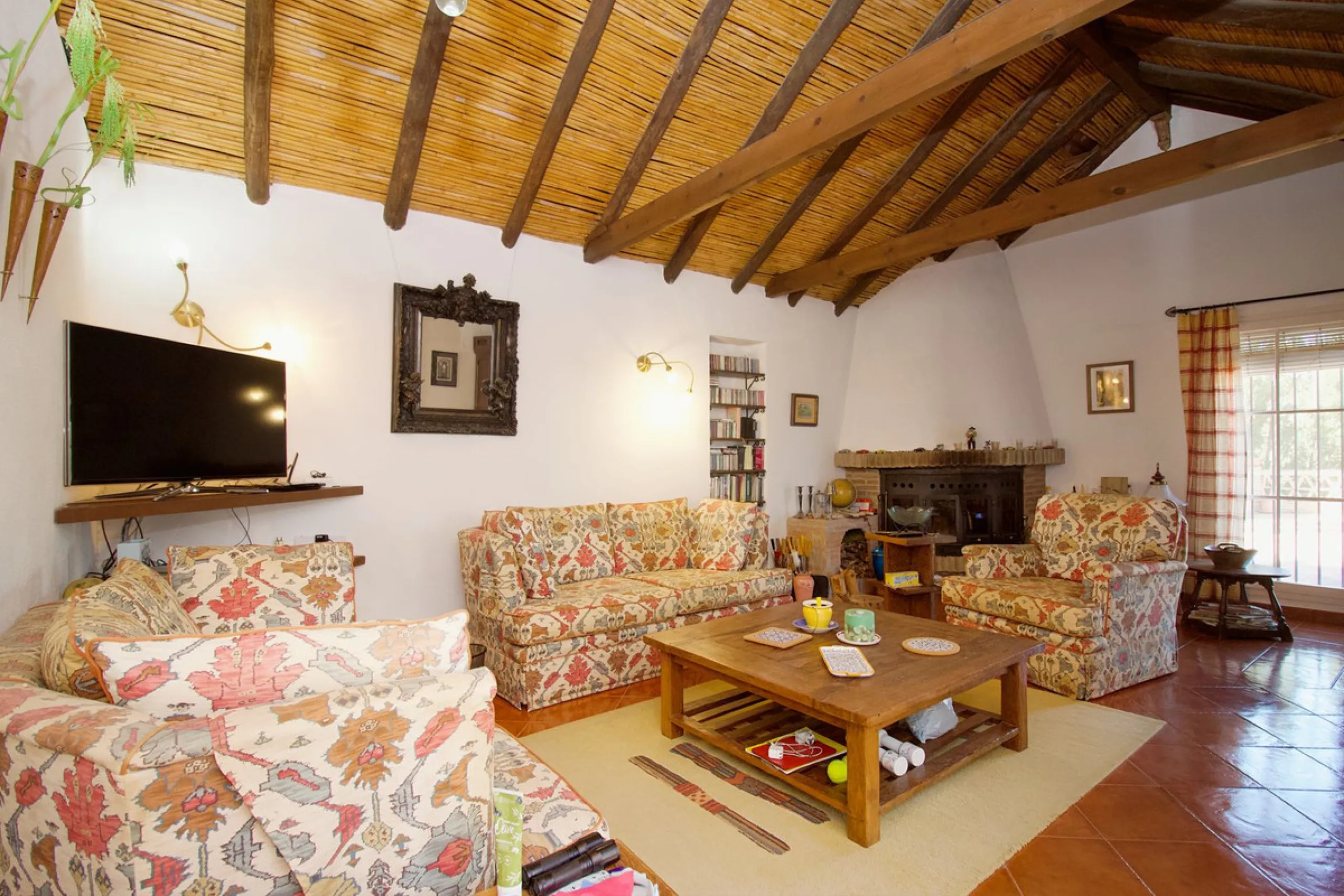 Discover this charming 10,300 m² property near a beautiful river – perfect for those seeking a tranquil oasis in nature! The property includes two houses, a swimming pool, a private well, and several sunny terraces.