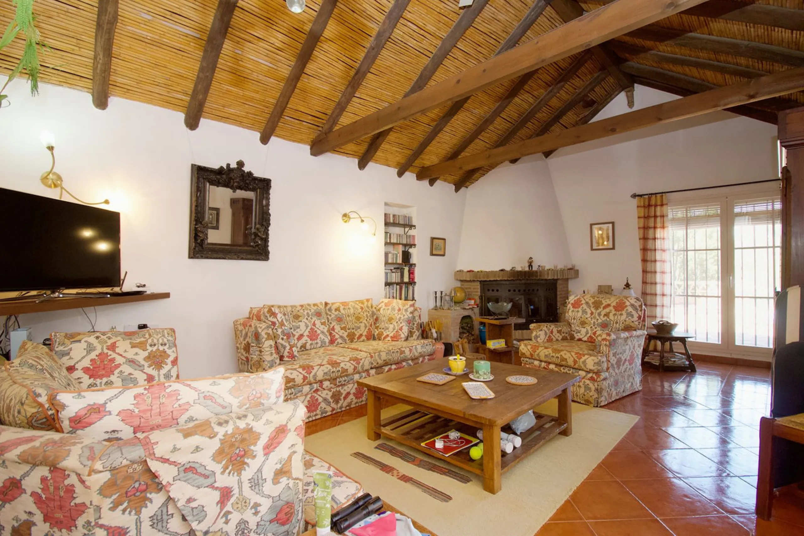 Discover this charming 10,300 m² property near a beautiful river – perfect for those seeking a tranquil oasis in nature! The property includes two houses, a swimming pool, a private well, and several sunny terraces.