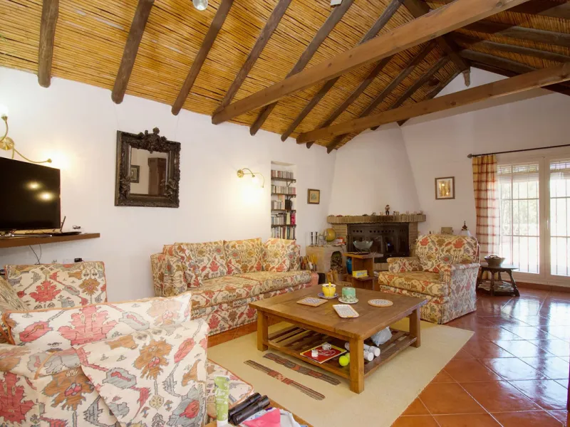 Discover this charming 10,300 m² property near a beautiful river – perfect for those seeking a tranquil oasis in nature! The property includes two houses, a swimming pool, a private well, and several sunny terraces.