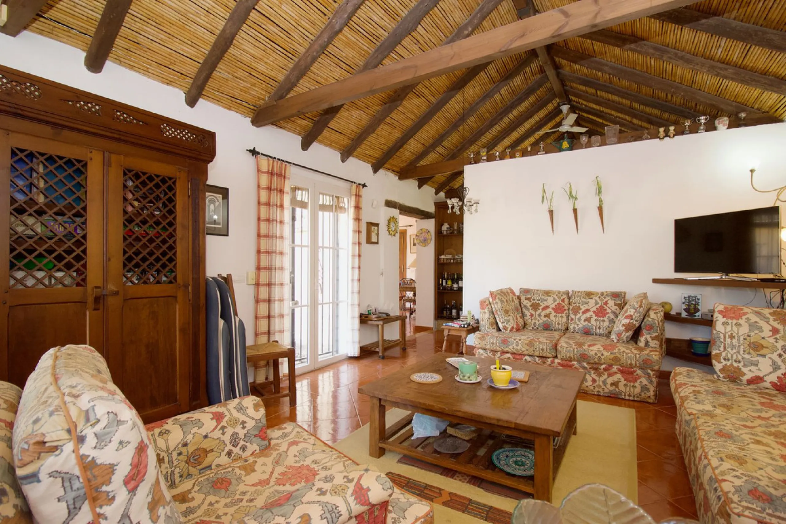 Discover this charming 10,300 m² property near a beautiful river – perfect for those seeking a tranquil oasis in nature! The property includes two houses, a swimming pool, a private well, and several sunny terraces.