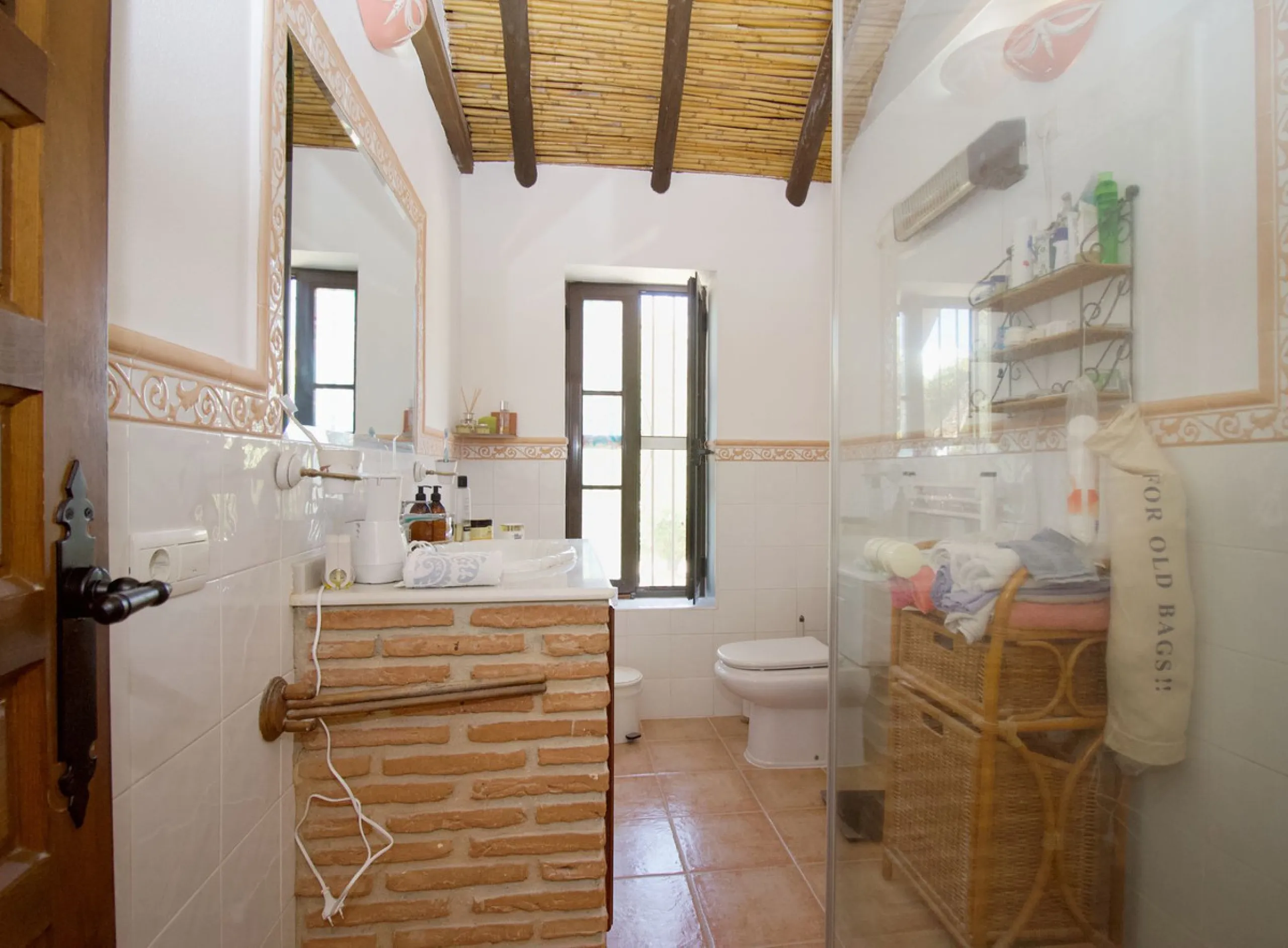 Discover this charming 10,300 m² property near a beautiful river – perfect for those seeking a tranquil oasis in nature! The property includes two houses, a swimming pool, a private well, and several sunny terraces.