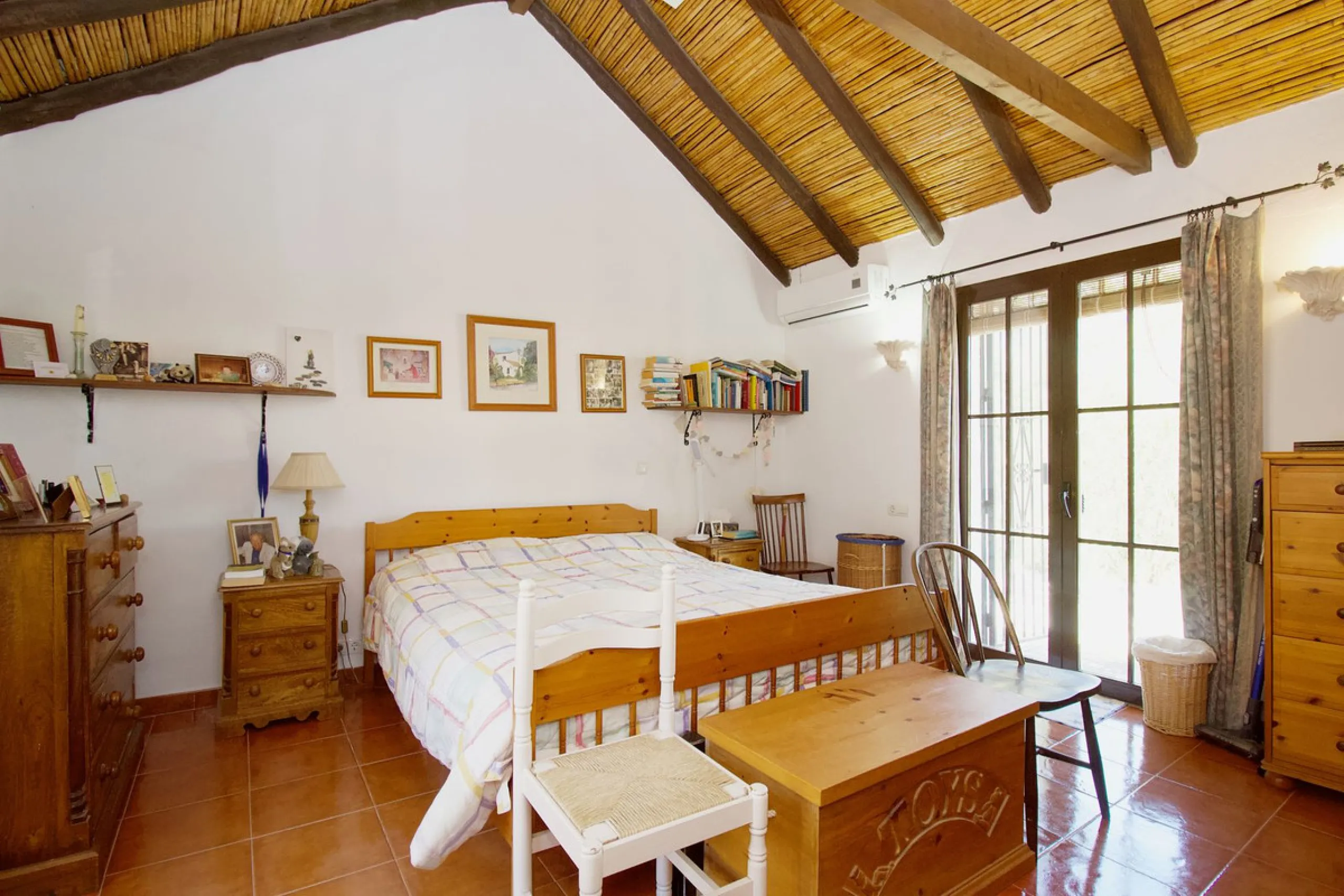 Discover this charming 10,300 m² property near a beautiful river – perfect for those seeking a tranquil oasis in nature! The property includes two houses, a swimming pool, a private well, and several sunny terraces.