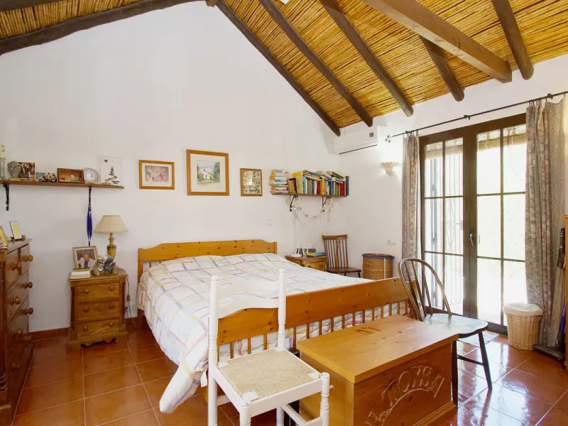 Discover this charming 10,300 m² property near a beautiful river – perfect for those seeking a tranquil oasis in nature! The property includes two houses, a swimming pool, a private well, and several sunny terraces.