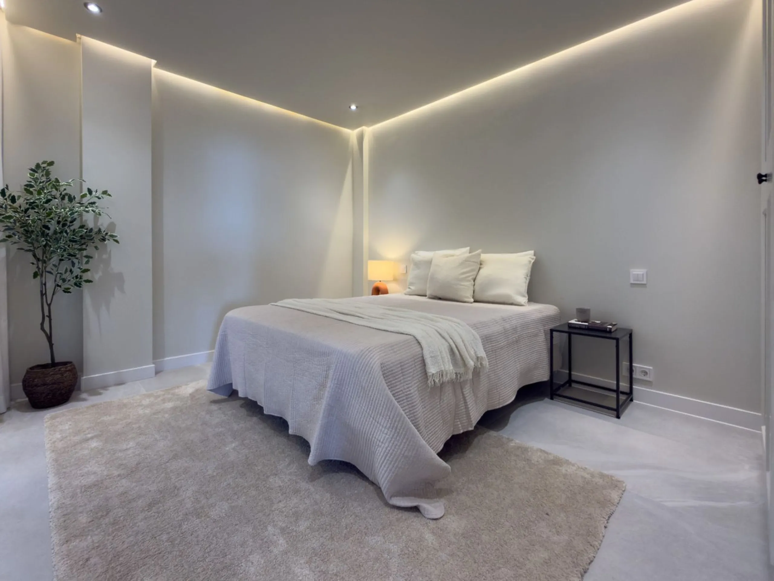 This super corner apartment has been totally renovated to Swedish standards, and offers wonderful views. Situated in a very high quality community , close to Miraflores Golf Club, the property faces south and has access to the very well kept communal gard