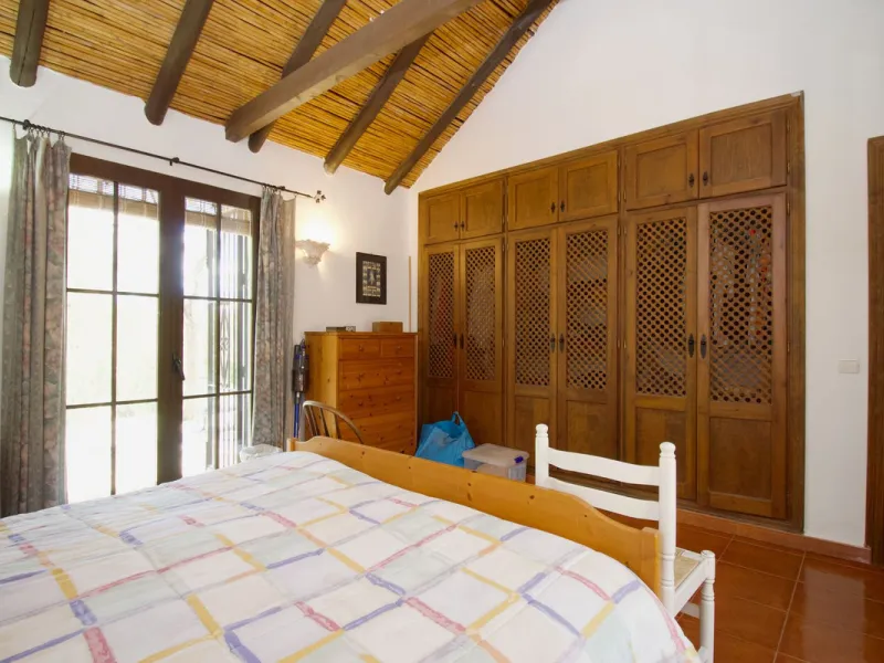 Discover this charming 10,300 m² property near a beautiful river – perfect for those seeking a tranquil oasis in nature! The property includes two houses, a swimming pool, a private well, and several sunny terraces.
