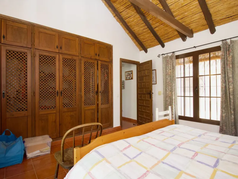 Discover this charming 10,300 m² property near a beautiful river – perfect for those seeking a tranquil oasis in nature! The property includes two houses, a swimming pool, a private well, and several sunny terraces.