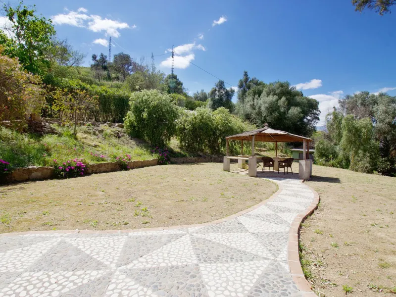 Discover this charming 10,300 m² property near a beautiful river – perfect for those seeking a tranquil oasis in nature! The property includes two houses, a swimming pool, a private well, and several sunny terraces.