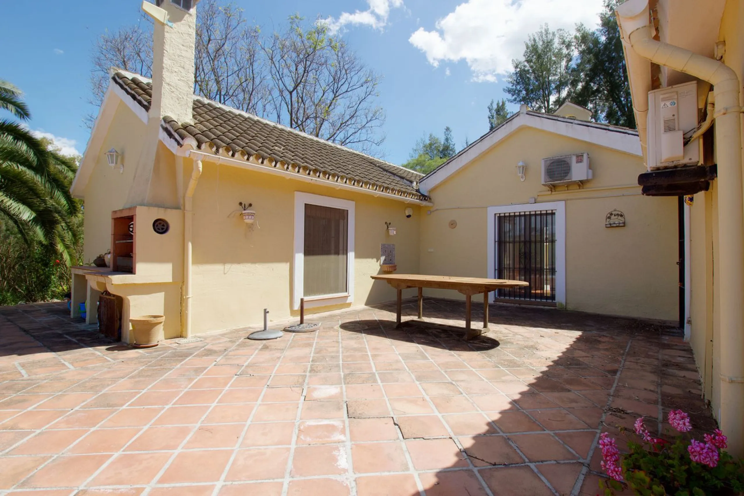Discover this charming 10,300 m² property near a beautiful river – perfect for those seeking a tranquil oasis in nature! The property includes two houses, a swimming pool, a private well, and several sunny terraces.