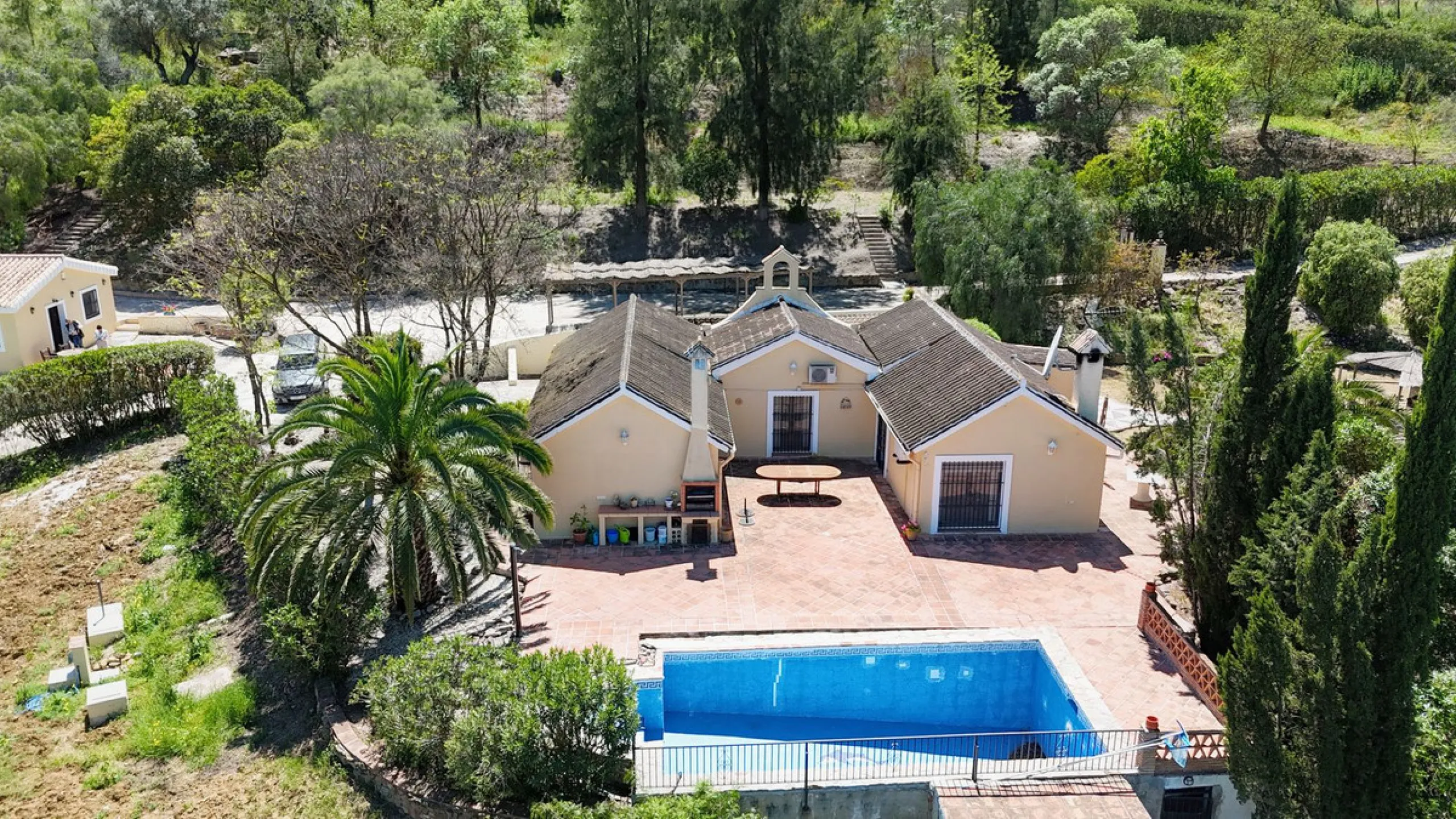 Discover this charming 10,300 m² property near a beautiful river – perfect for those seeking a tranquil oasis in nature! The property includes two houses, a swimming pool, a private well, and several sunny terraces.