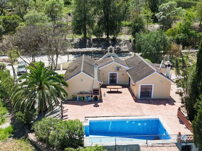 Discover this charming 10,300 m² property near a beautiful river – perfect for those seeking a tranquil oasis in nature! The property includes two houses, a swimming pool, a private well, and several sunny terraces.