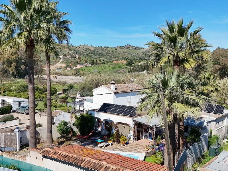 House - Semi-Detached House в продаже в Coín, Málaga. В доме 5 спален и 2 ванных комнат. Площадь дома 101 м². Площадь участка 4000 м²