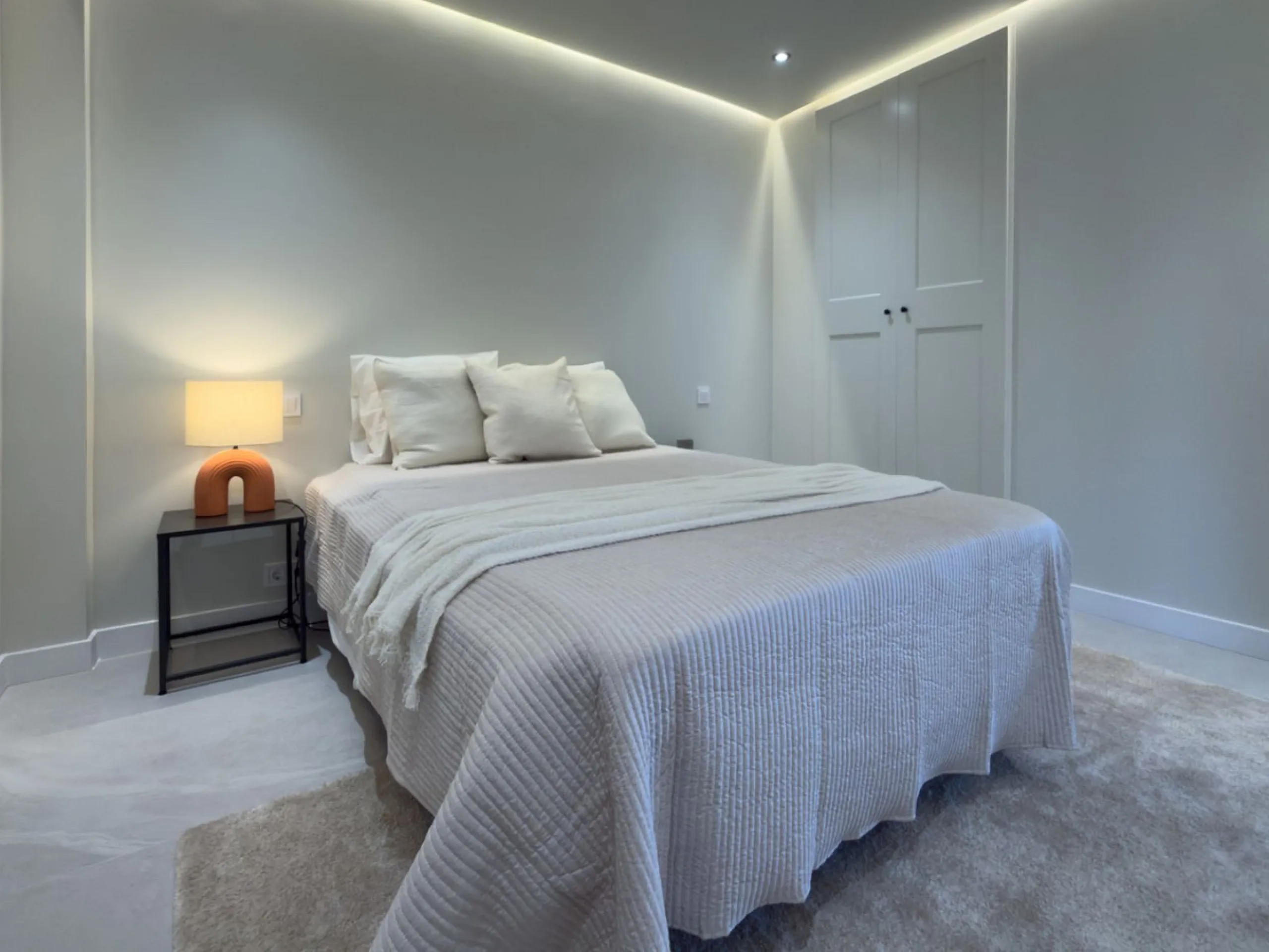 This super corner apartment has been totally renovated to Swedish standards, and offers wonderful views. Situated in a very high quality community , close to Miraflores Golf Club, the property faces south and has access to the very well kept communal gard