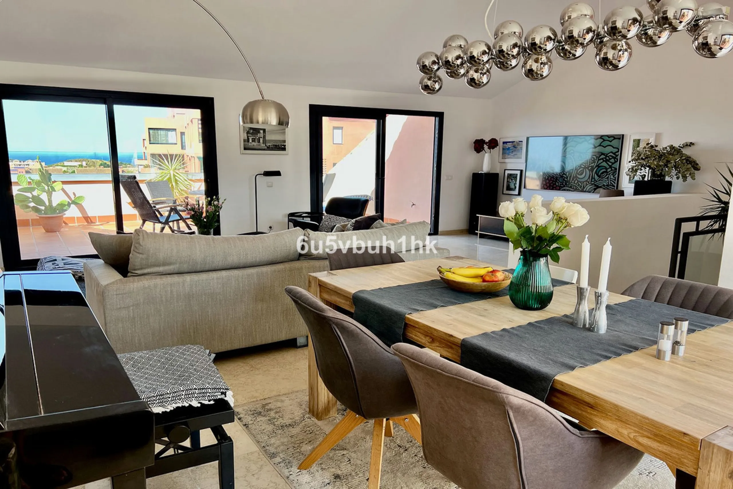 Discover this spectacular duplex penthouse located in the upper area of Calahonda, a quiet residential zone just 25 minutes from Málaga and 15 minutes from Marbella.