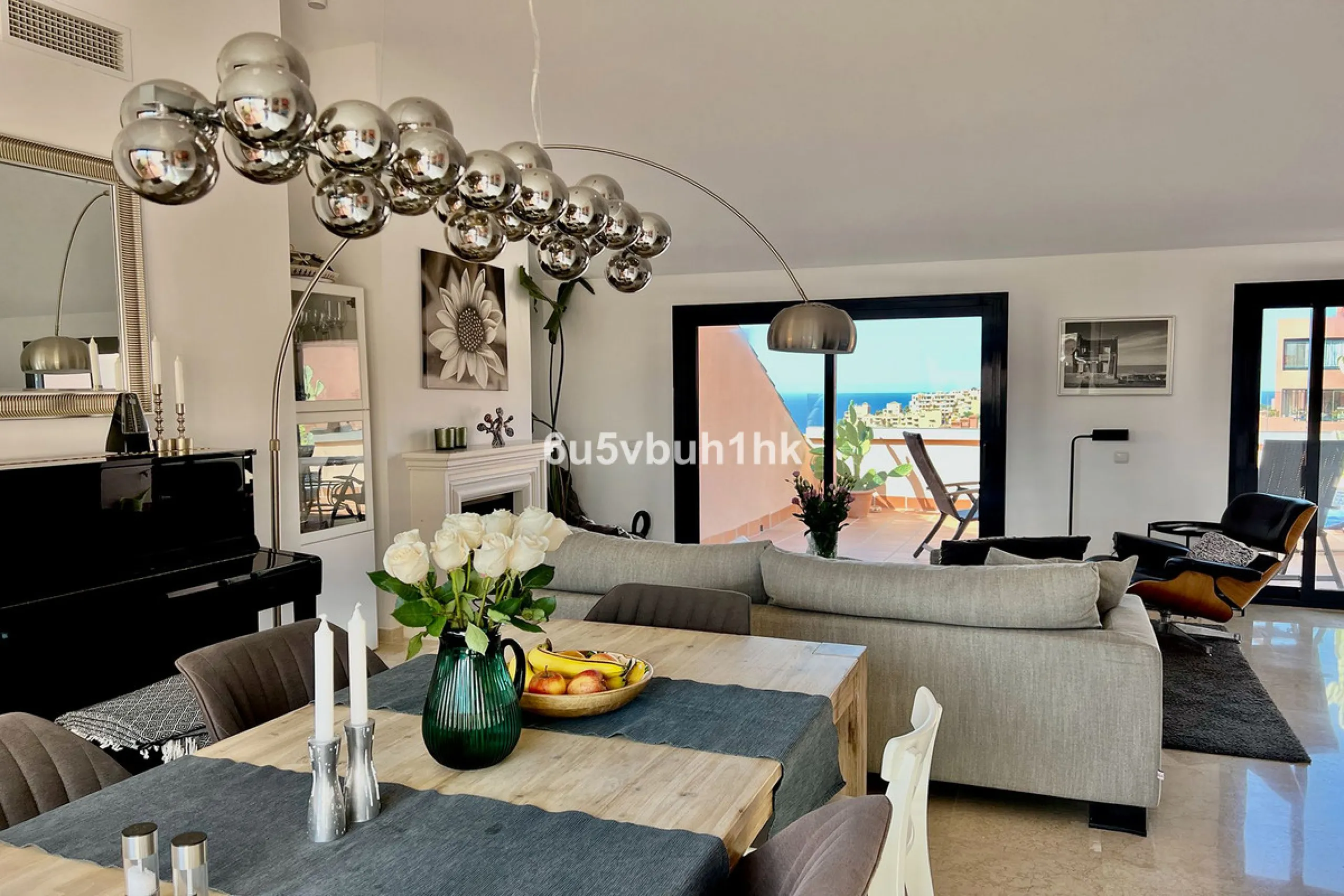 Discover this spectacular duplex penthouse located in the upper area of Calahonda, a quiet residential zone just 25 minutes from Málaga and 15 minutes from Marbella.