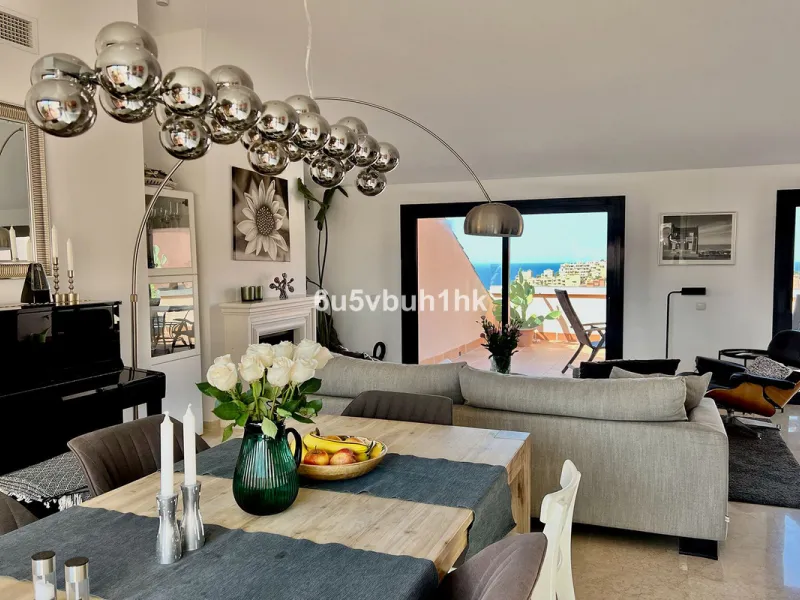 Discover this spectacular duplex penthouse located in the upper area of Calahonda, a quiet residential zone just 25 minutes from Málaga and 15 minutes from Marbella.