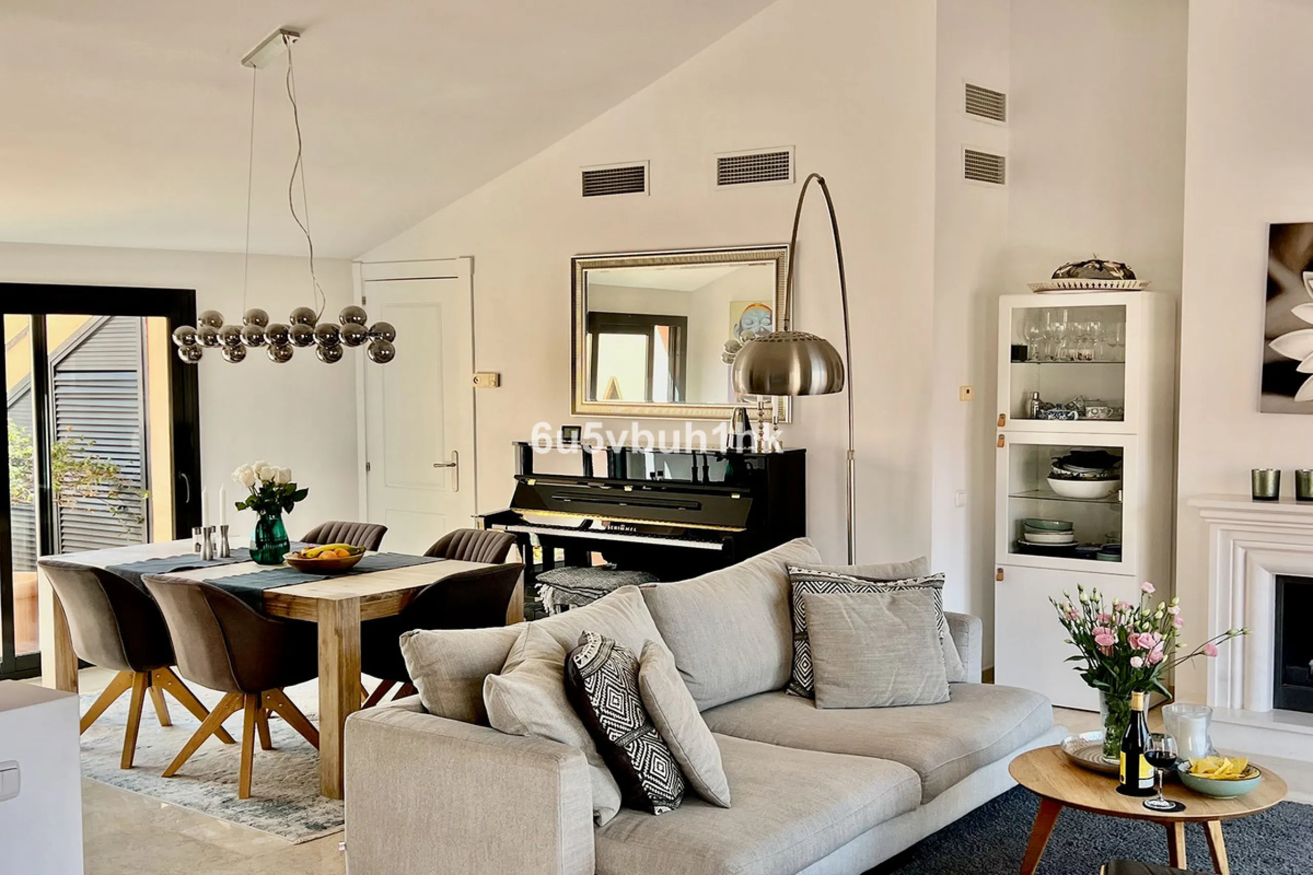 Discover this spectacular duplex penthouse located in the upper area of Calahonda, a quiet residential zone just 25 minutes from Málaga and 15 minutes from Marbella.