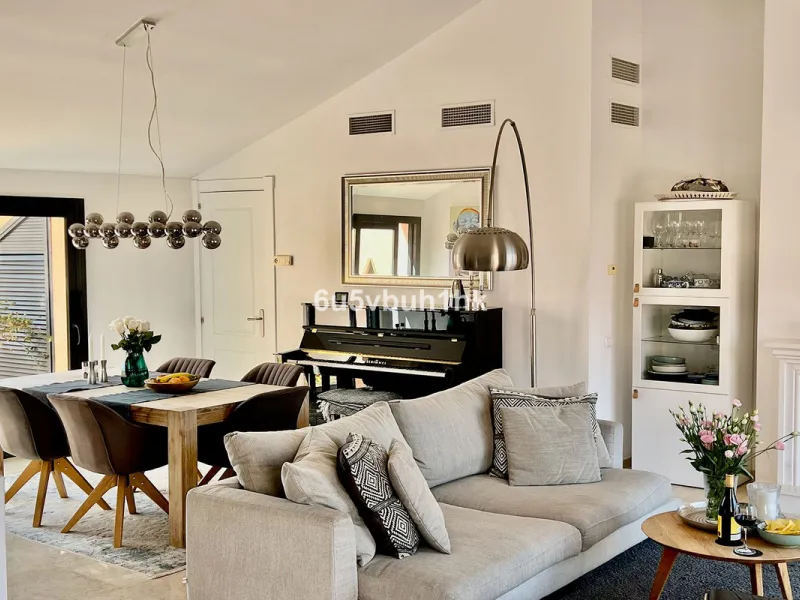 Discover this spectacular duplex penthouse located in the upper area of Calahonda, a quiet residential zone just 25 minutes from Málaga and 15 minutes from Marbella.