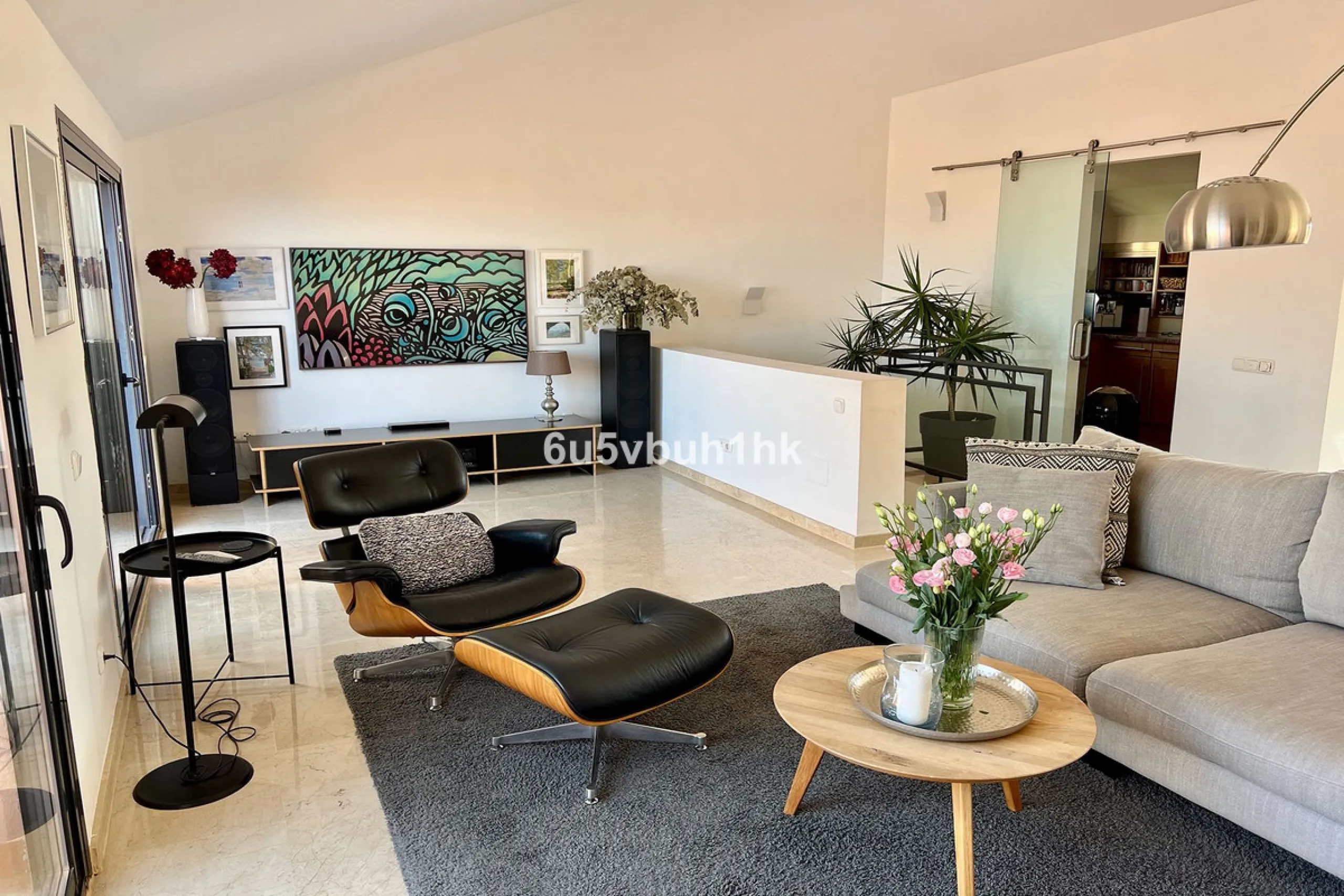 Discover this spectacular duplex penthouse located in the upper area of Calahonda, a quiet residential zone just 25 minutes from Málaga and 15 minutes from Marbella.